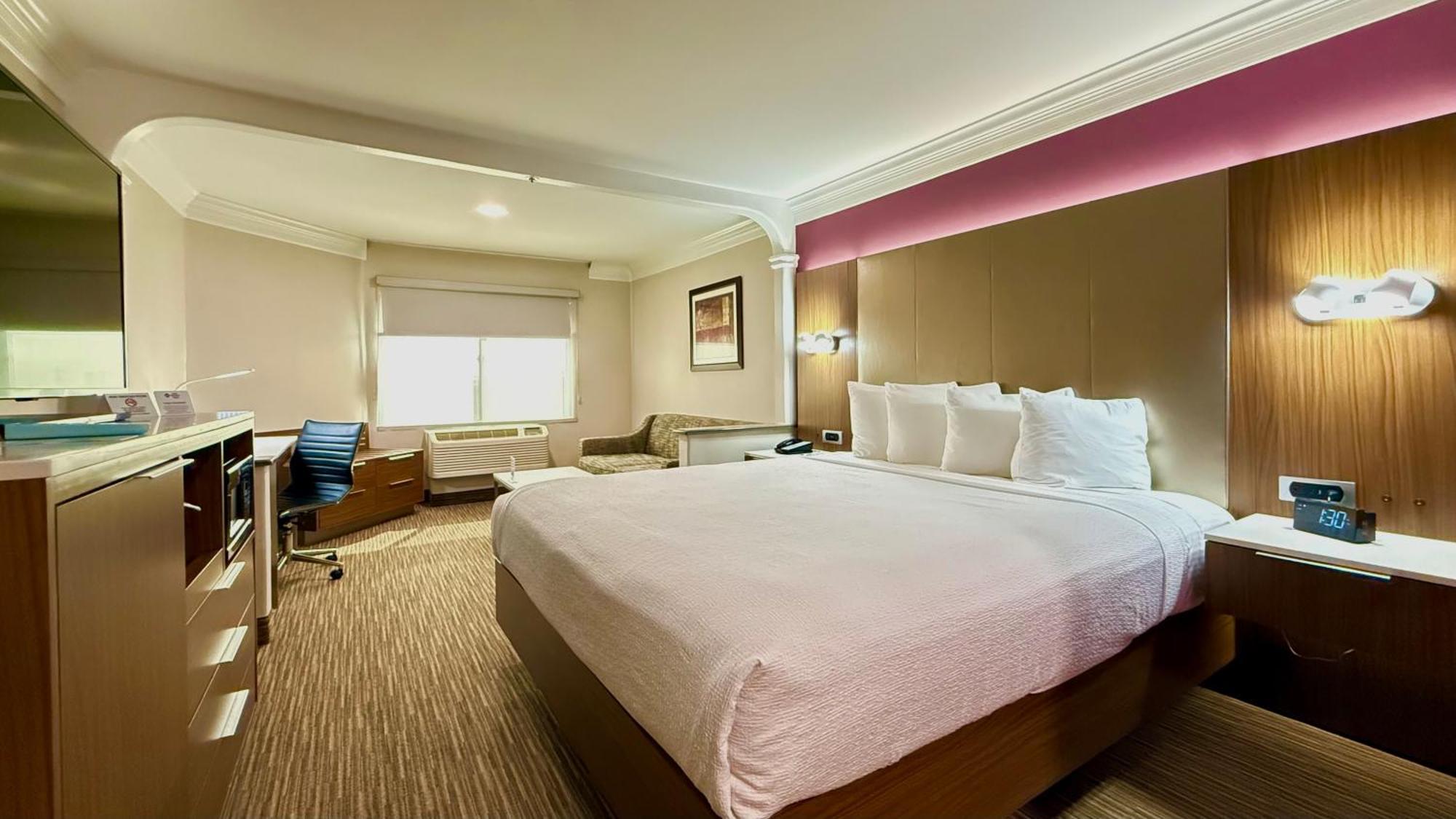 King Room with Sofa Bed and Pool View - Non-Smoking