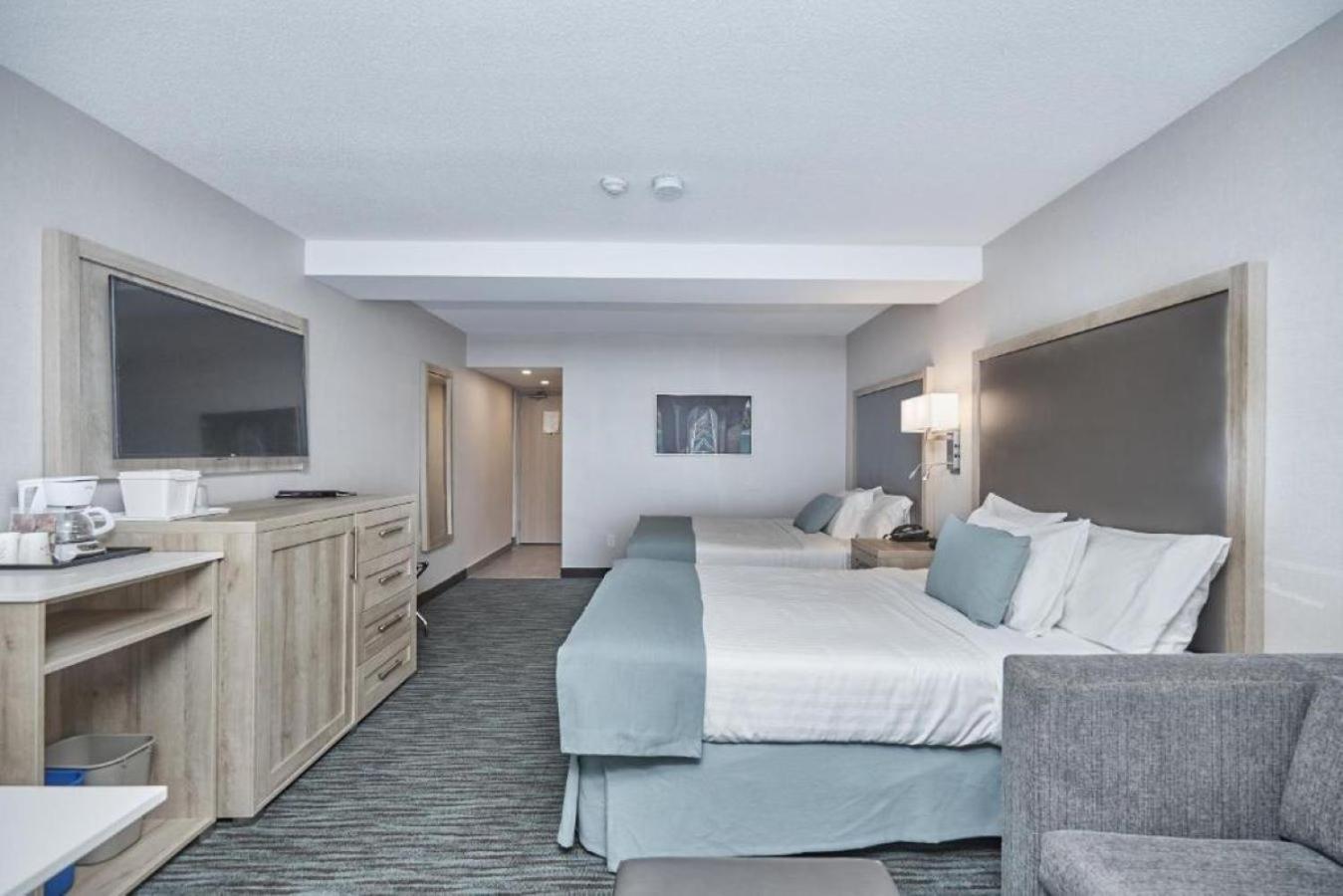 Cityview Deluxe Guest room 2 Queen Beds & Sofa Bed