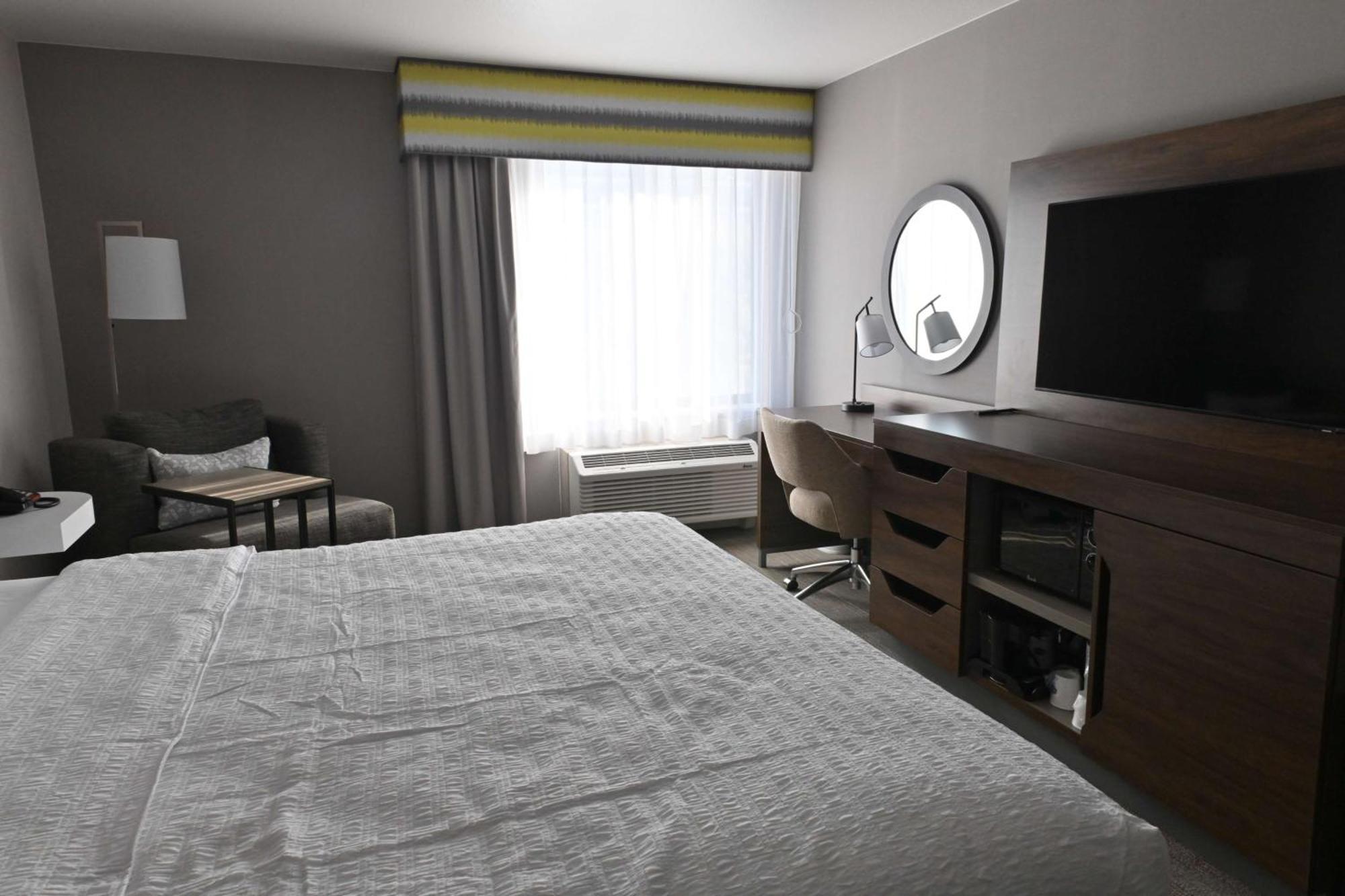King Room with Accessible Tub - Mobility and Hearing Access/Non-Smoking