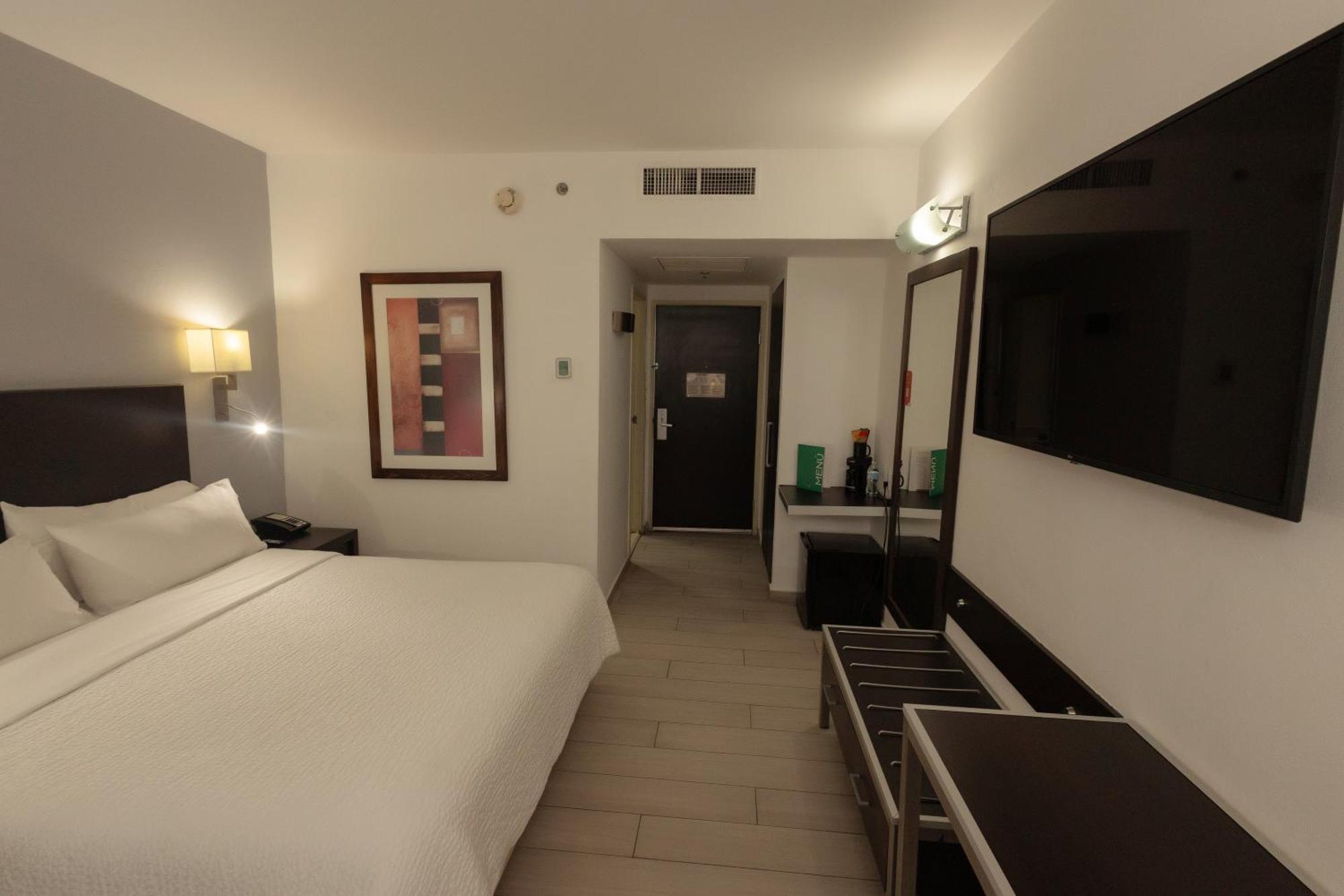 Habitación con cama extragrande.