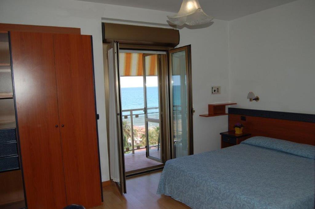 Camera Matrimoniale con Vista Piscina
