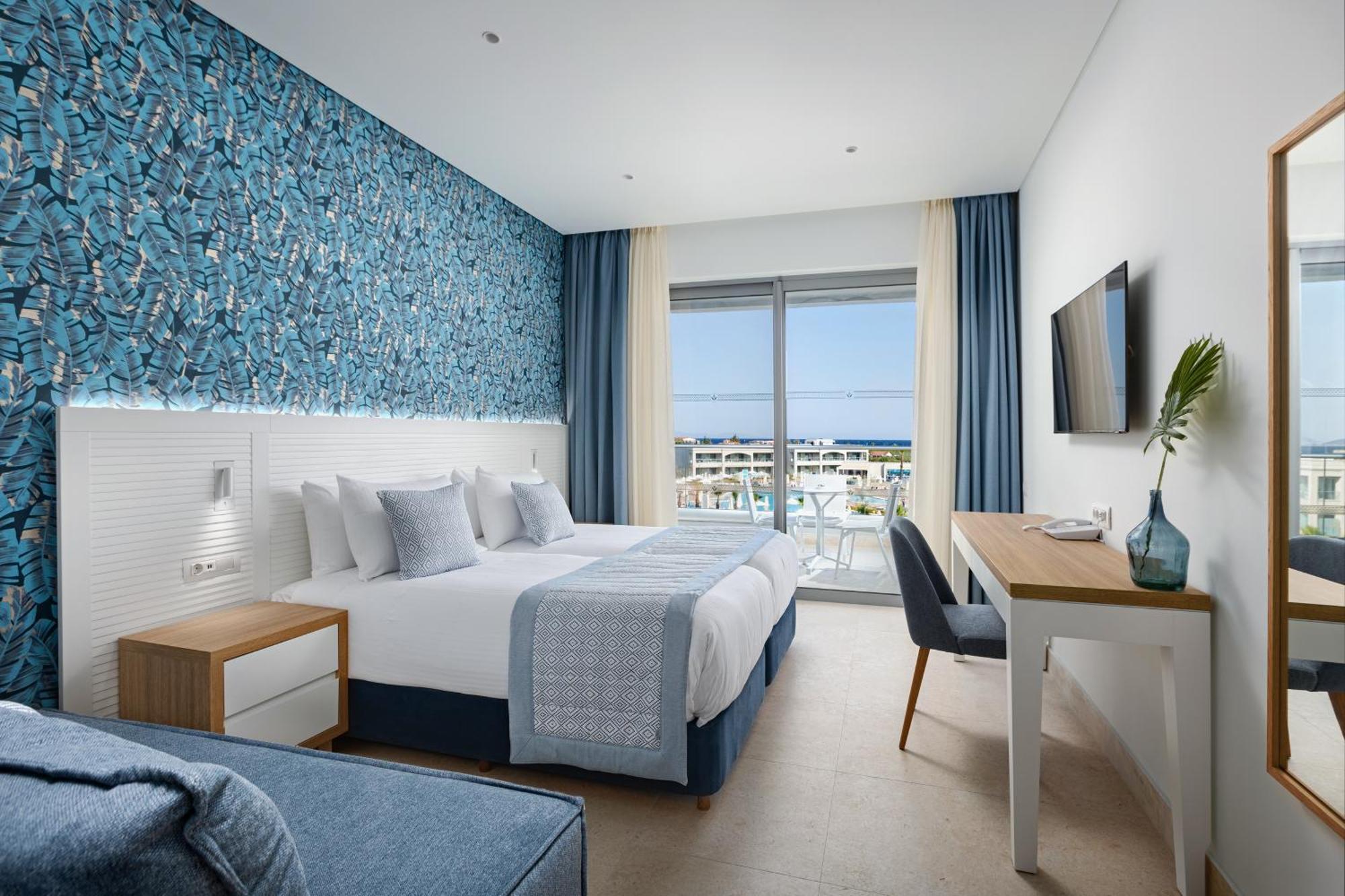 Zweibettzimmer mit Poolblick