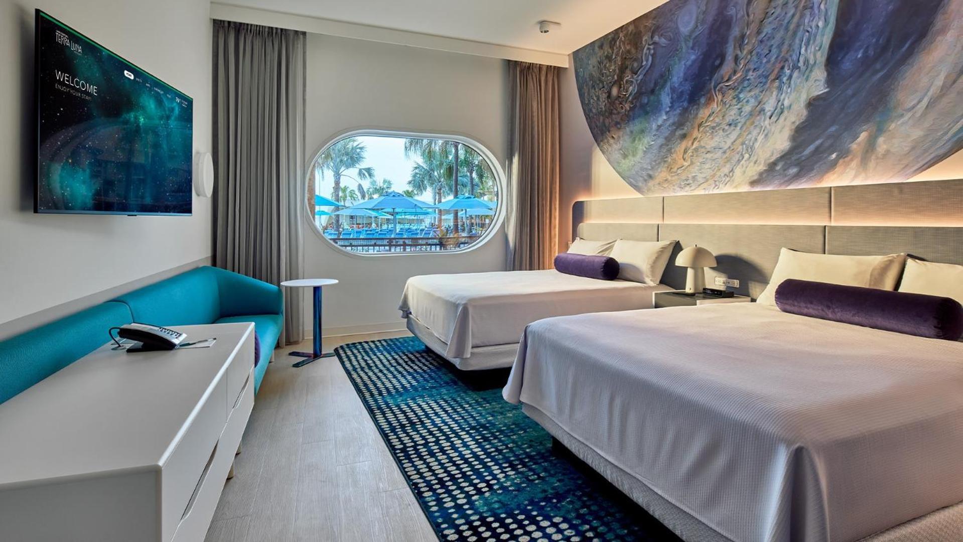 Quarto standard com vista da piscina - Acesso para pessoas com deficiência auditiva e ingresso antecipado incluso para o parque*