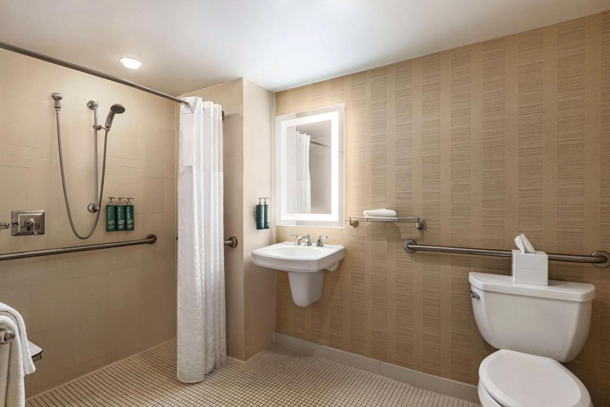 Quarto com Cama King-size e Banheiro Acessível para Hóspedes com Mobilidade Reduzida - Acesso para Hóspedes com Capacidade Auditiva Reduzida