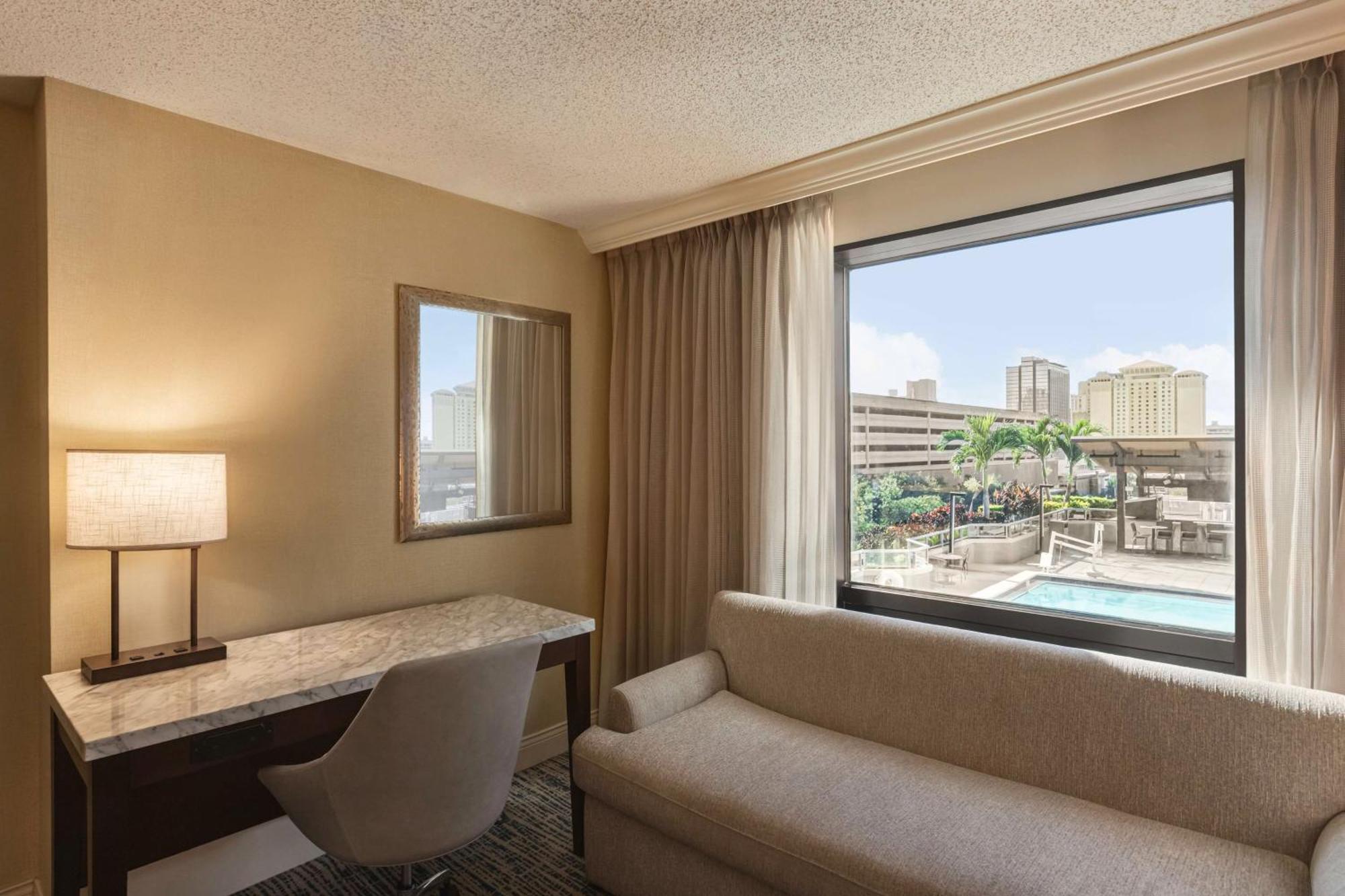 Quarto com Cama King-size e Vista da Piscina