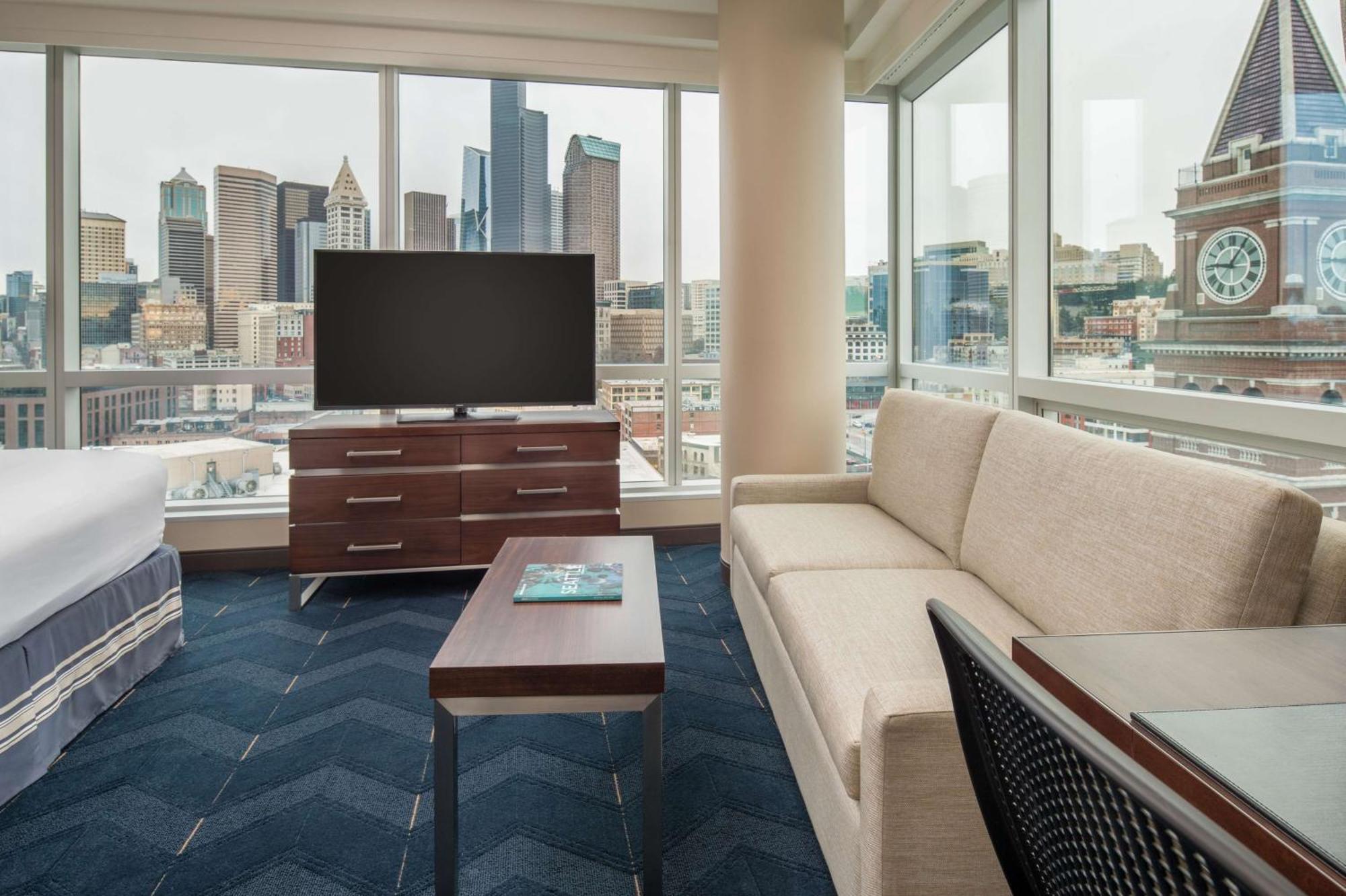 Corner Studio Suite One King Bed Sofa Bed City View