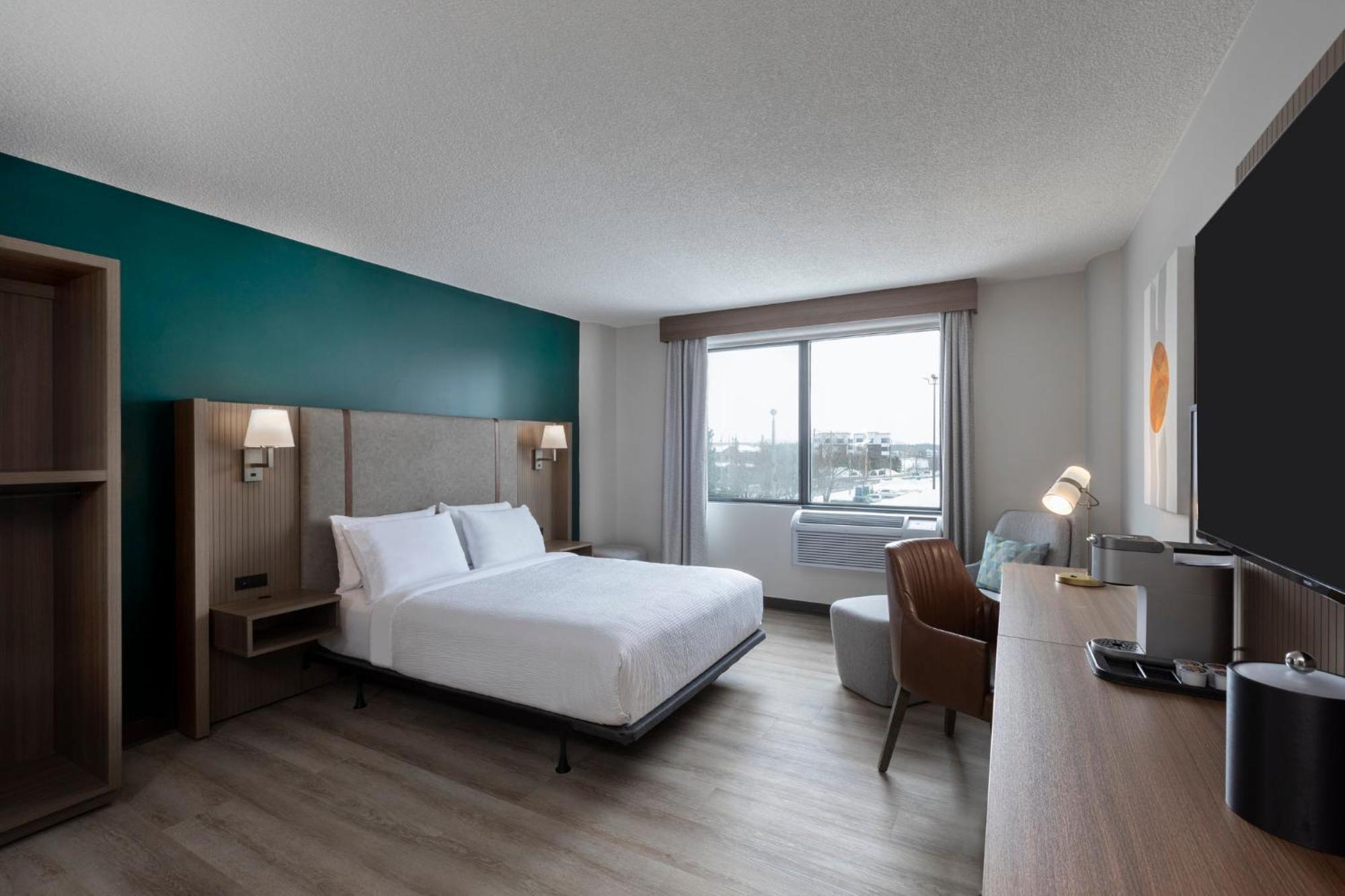 Chambre Lit Queen-Size pour Personnes à Mobilité Réduite avec Douche Accessible en Fauteuil Roulant - Non-Fumeurs