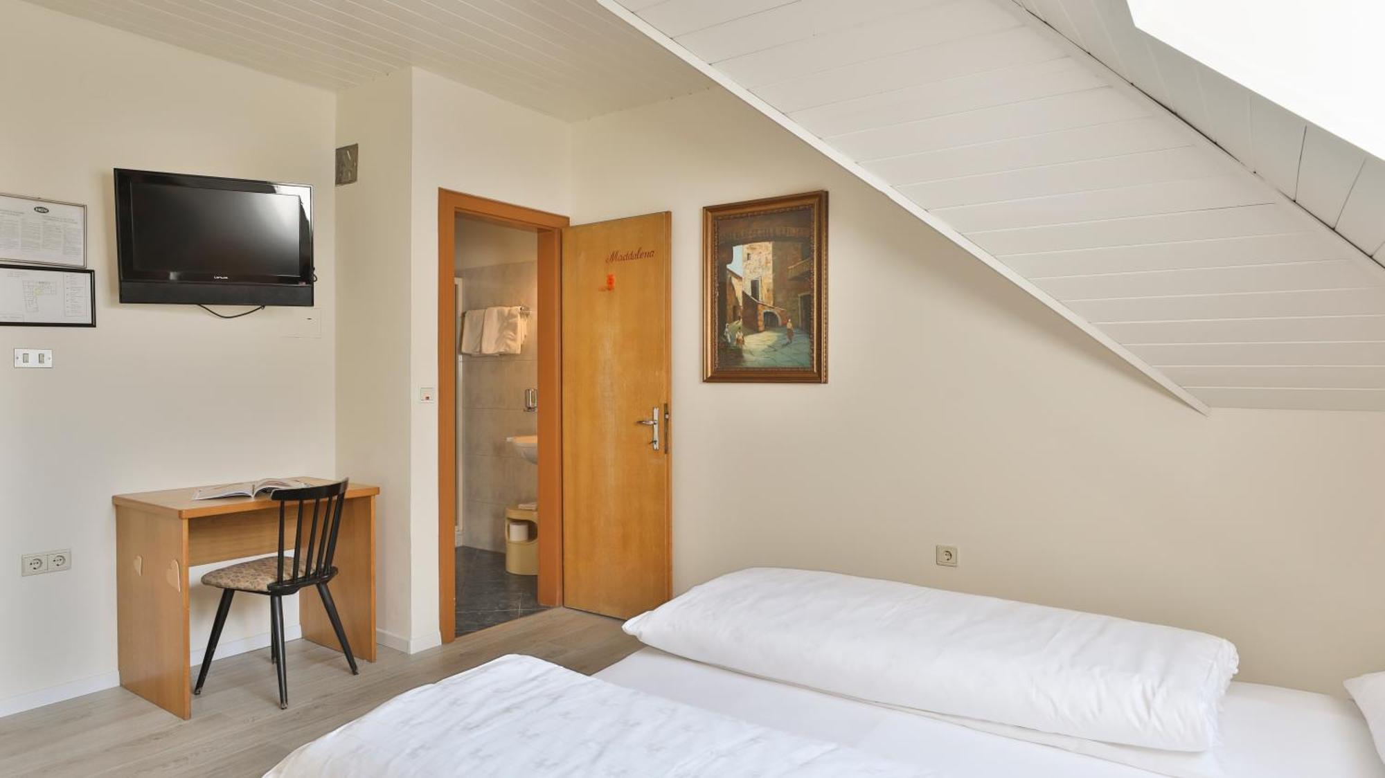 Triple Room,1663744986:JPEG