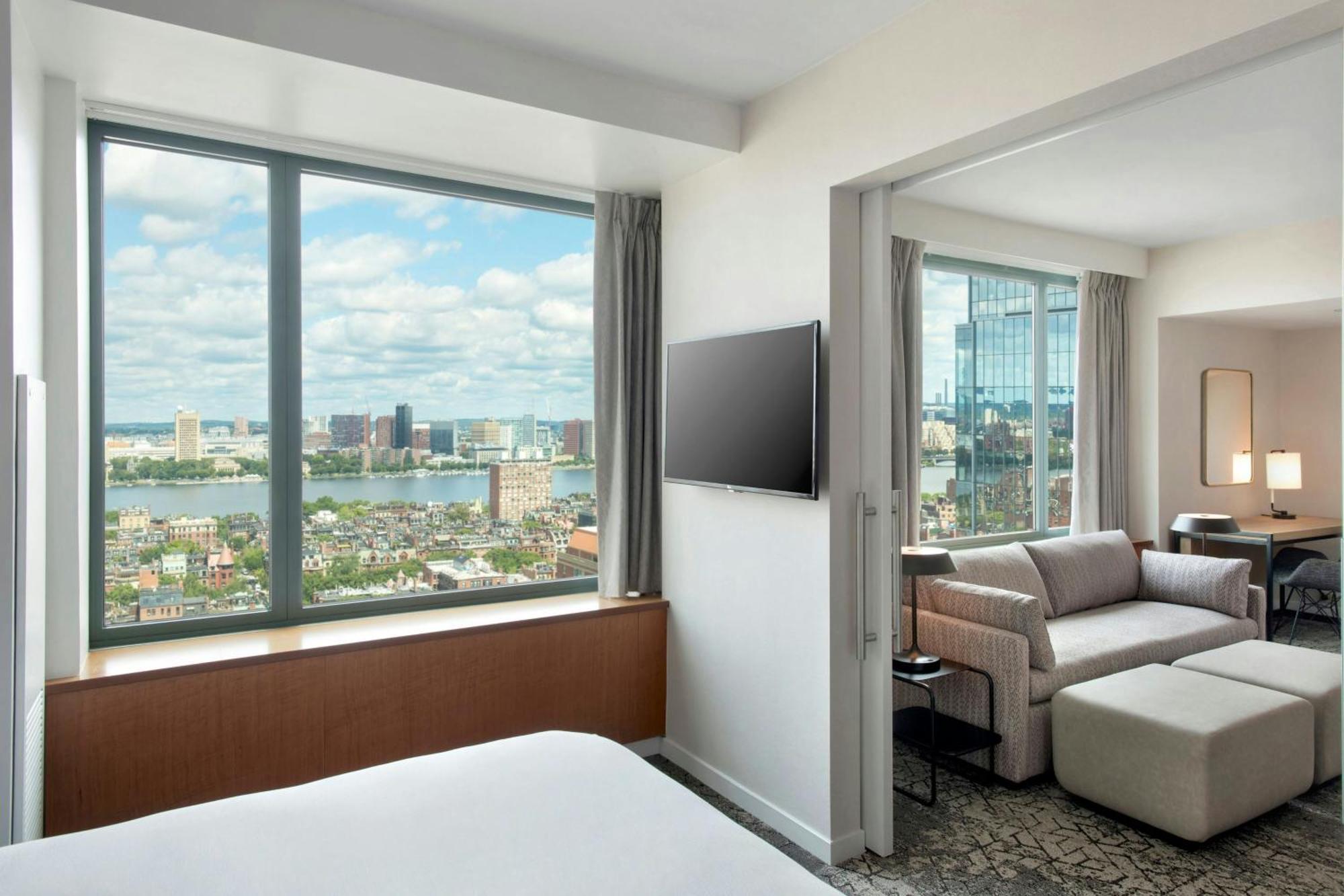 Junior Suite Tub Charles River View Mobility or Hearing Accessible