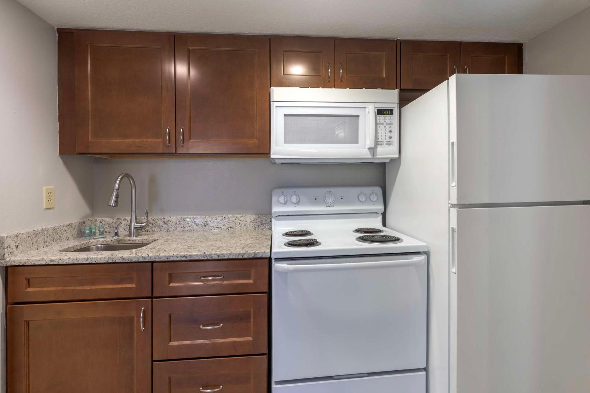 Deluxe Two Queen Beds Kitchen
