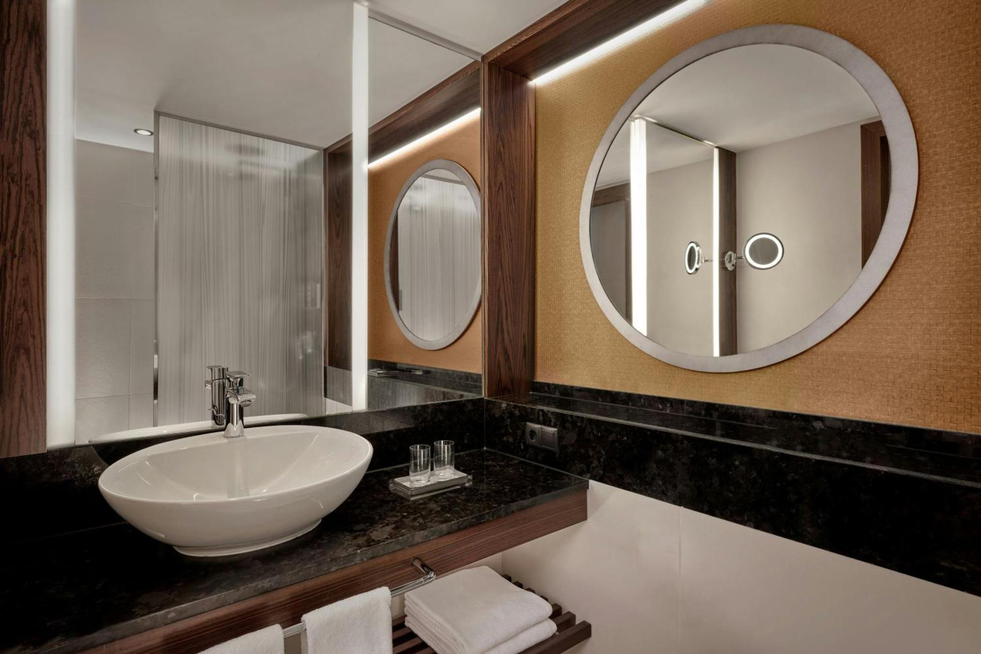 Habitación Superior con cama grande y balcón