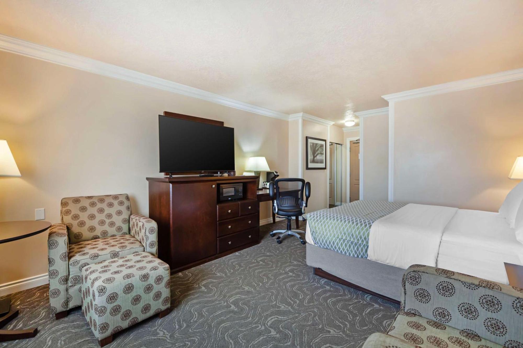Queen Room - Pet Friendly/Non-Smoking/Exterior Access