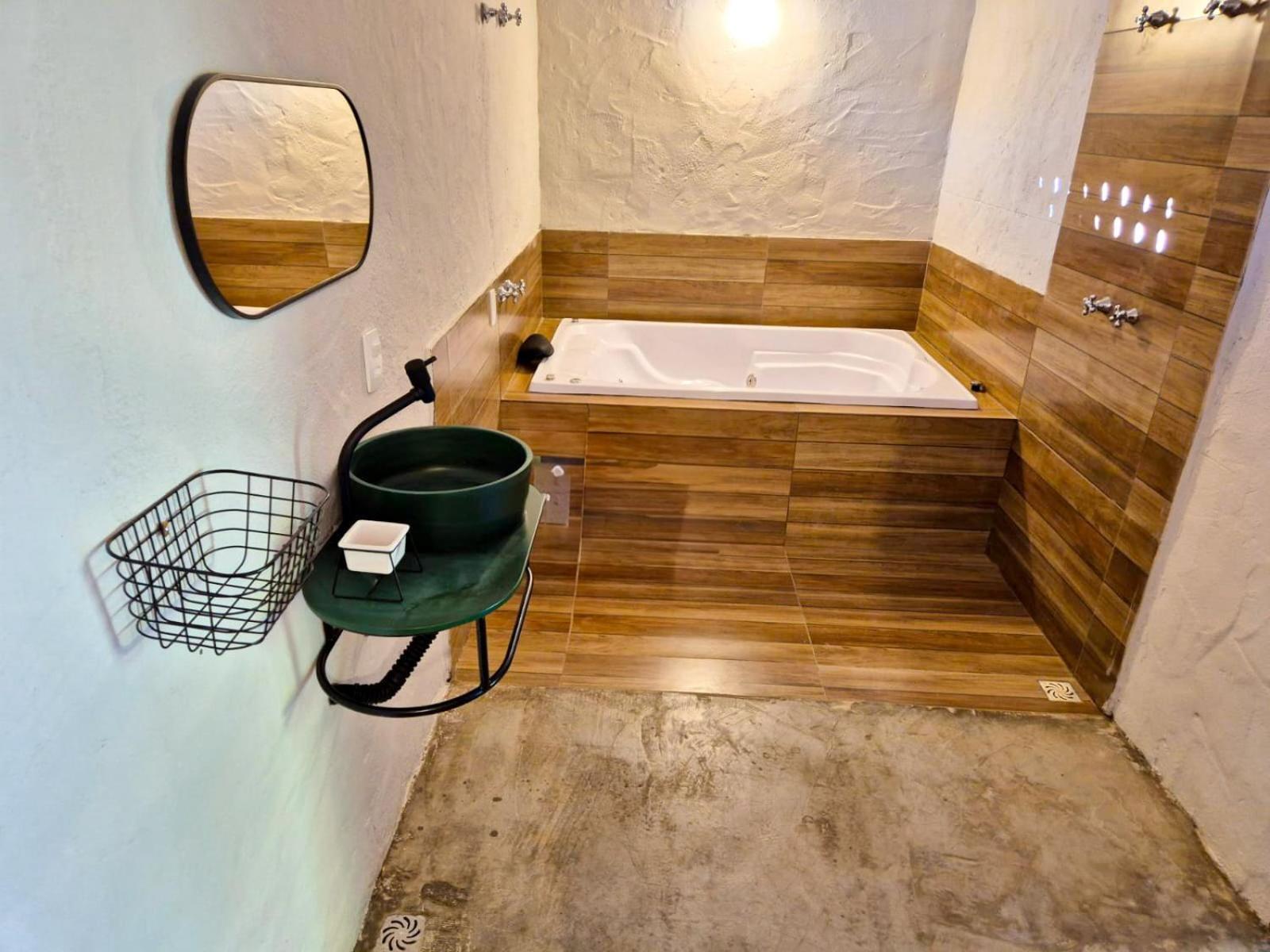 Quarto com Cama King-size e Banheira de Hidromassagem