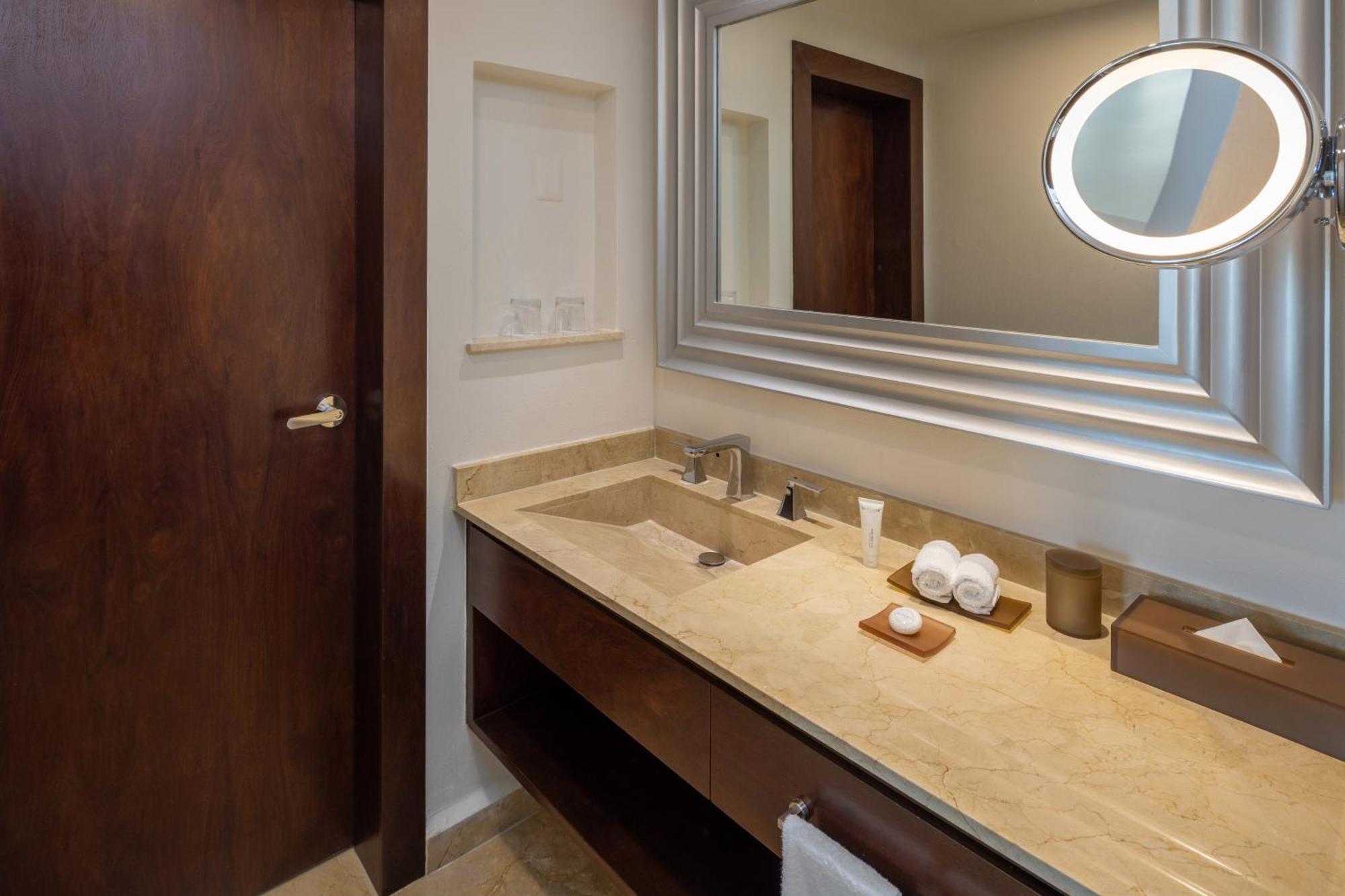 Superior Honeymoon Suite Ocean Front King Size Bed