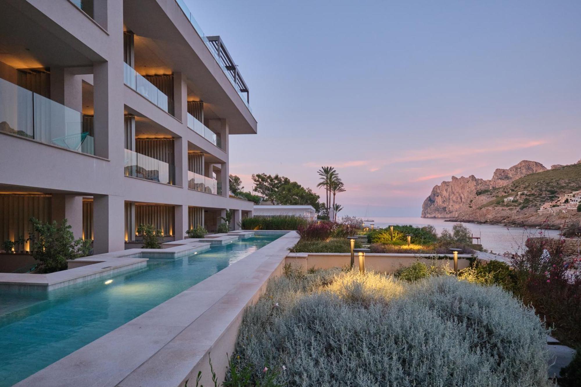 Privilege Room Shared Swim Up Pool Side Sea View