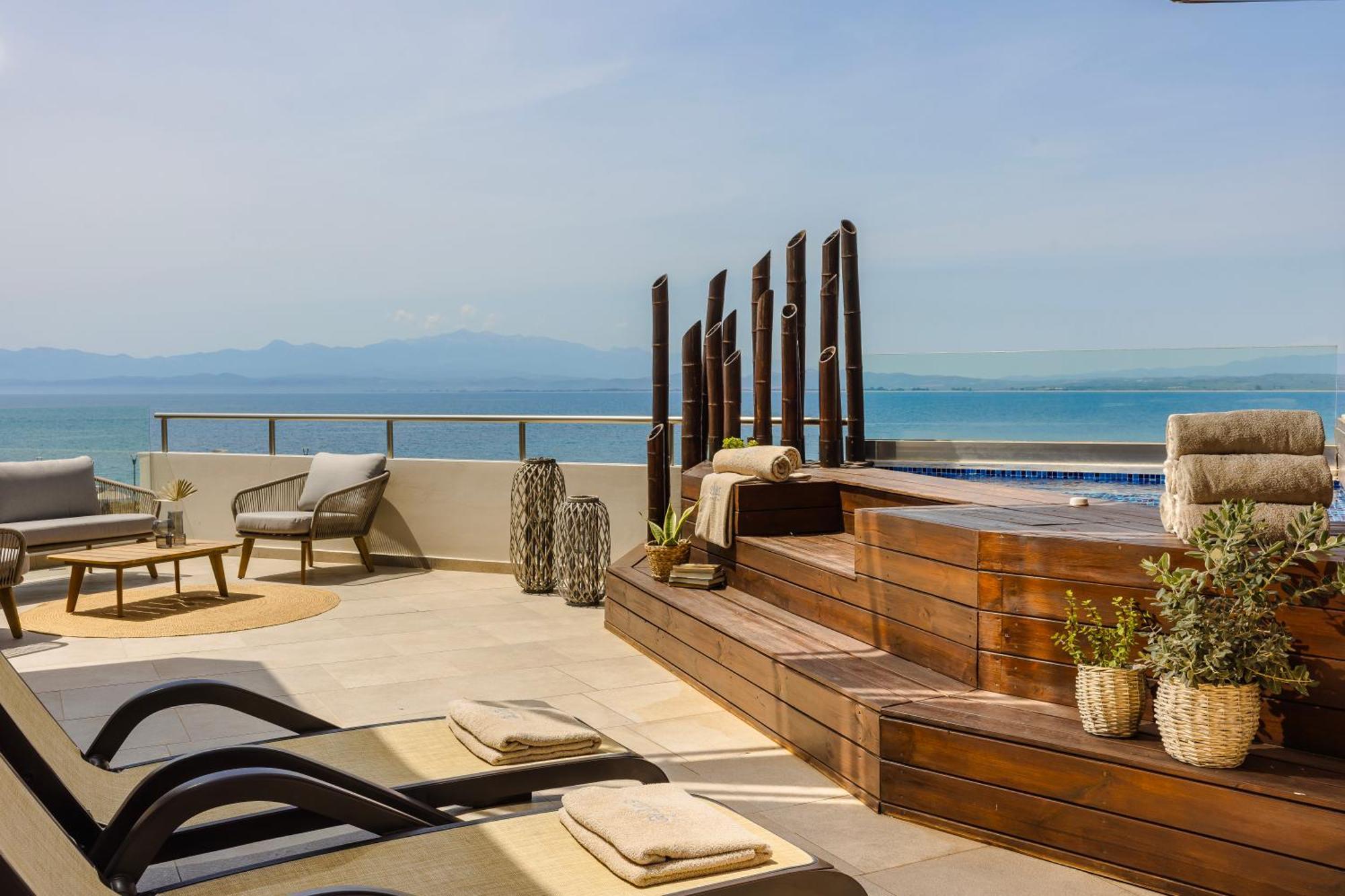 Executive Suite mit Meerblick und Whirlpool im Freien