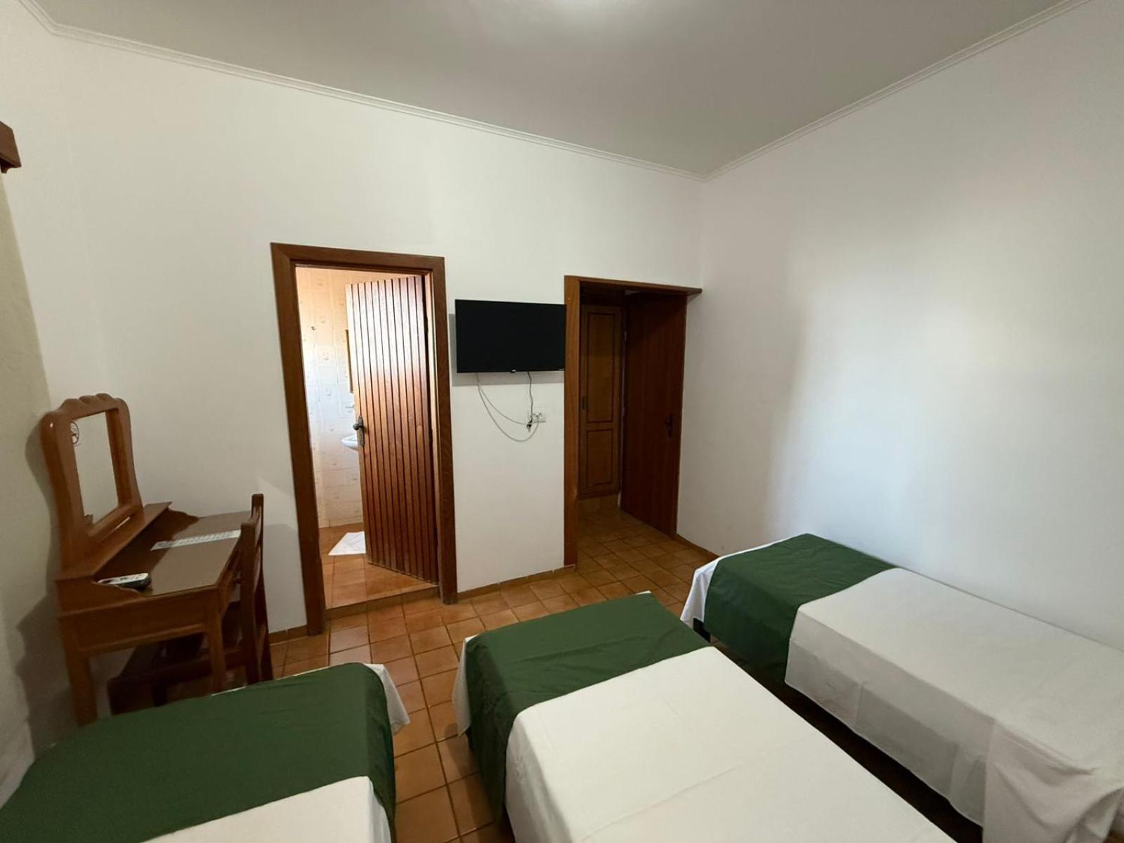Quarto com 2 Camas de Solteiro e Cama Extra