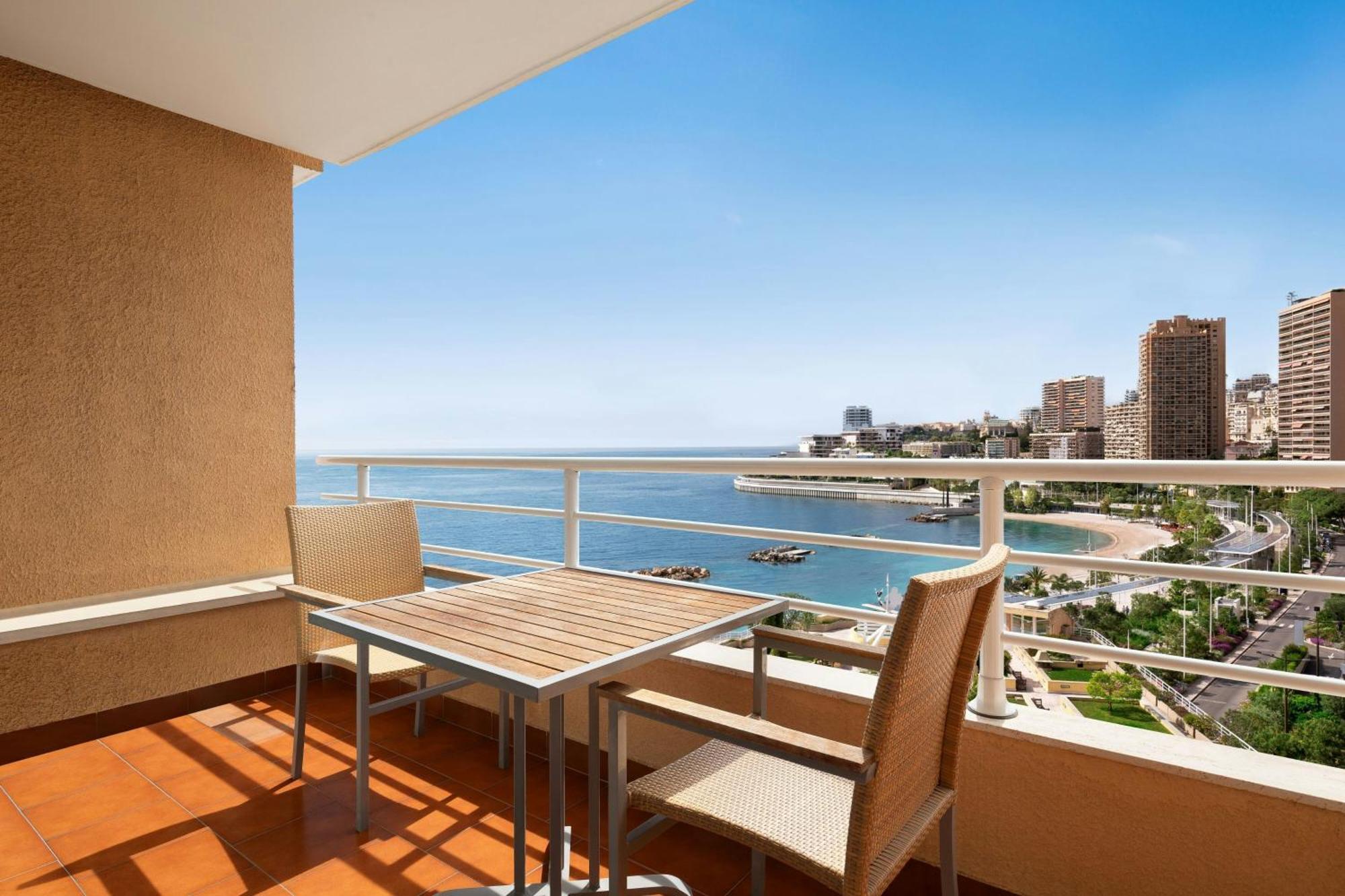 Camera Deluxe con 1 Letto King-Size, Balcone e Vista Mare Parziale