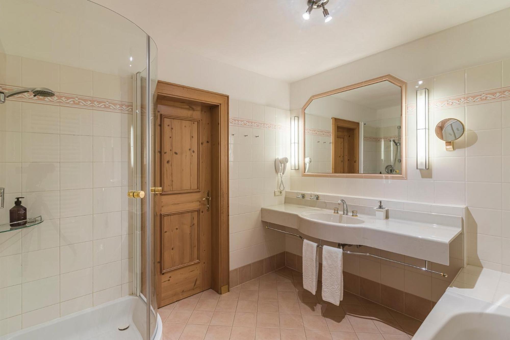 Deluxe Junior Suite,1683810426:JPEG