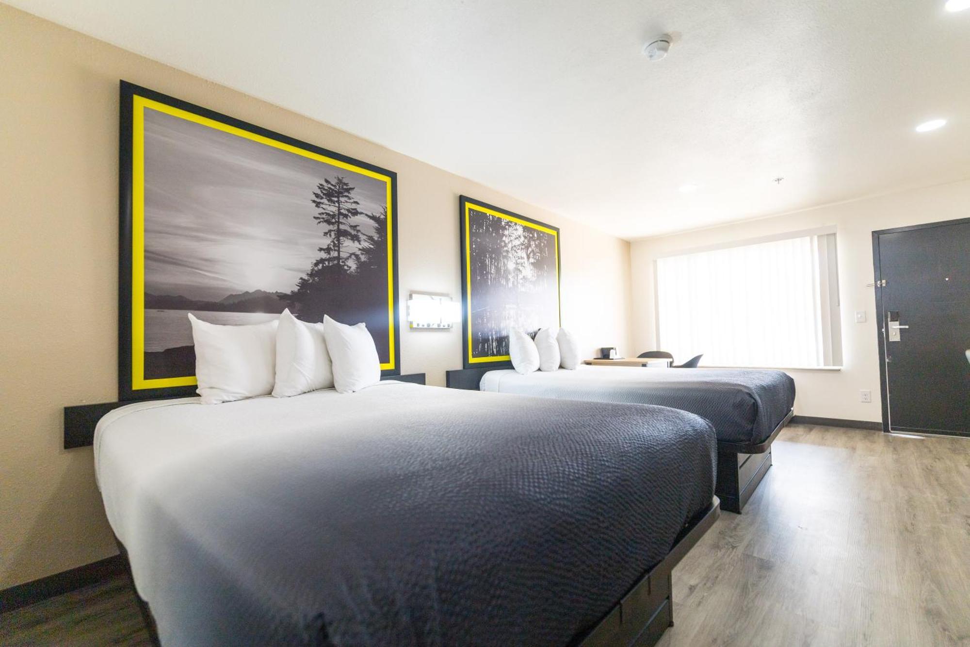 Queen Suite with Two Queen Beds -  Smoking