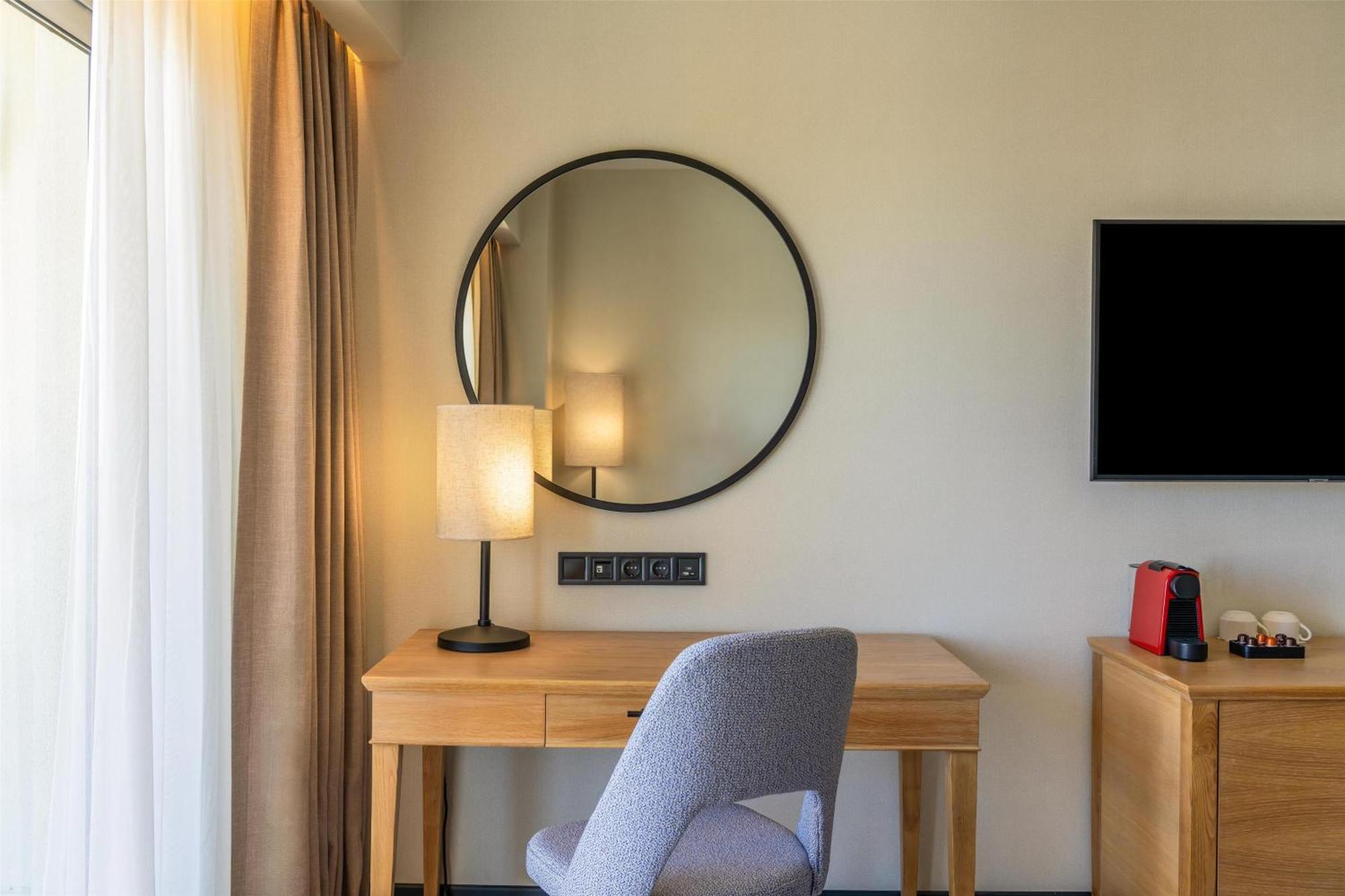 Habitación Premium con balcón y vistas a la piscina