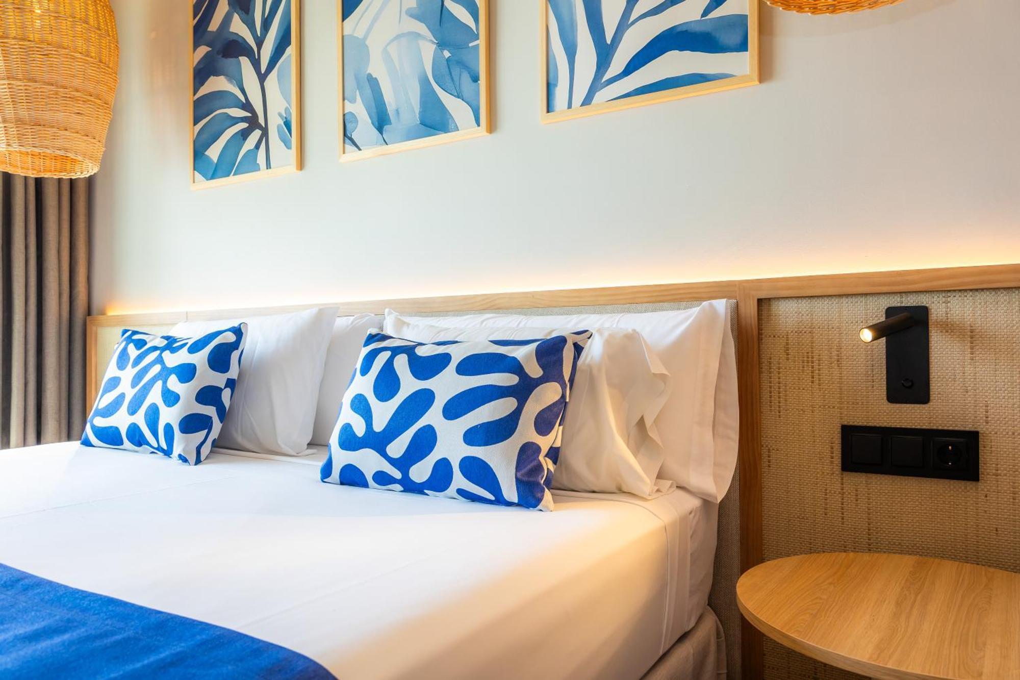 Tweepersoonskamer met 1 of 2 Bedden en Gedeeltelijk Uitzicht op Zee