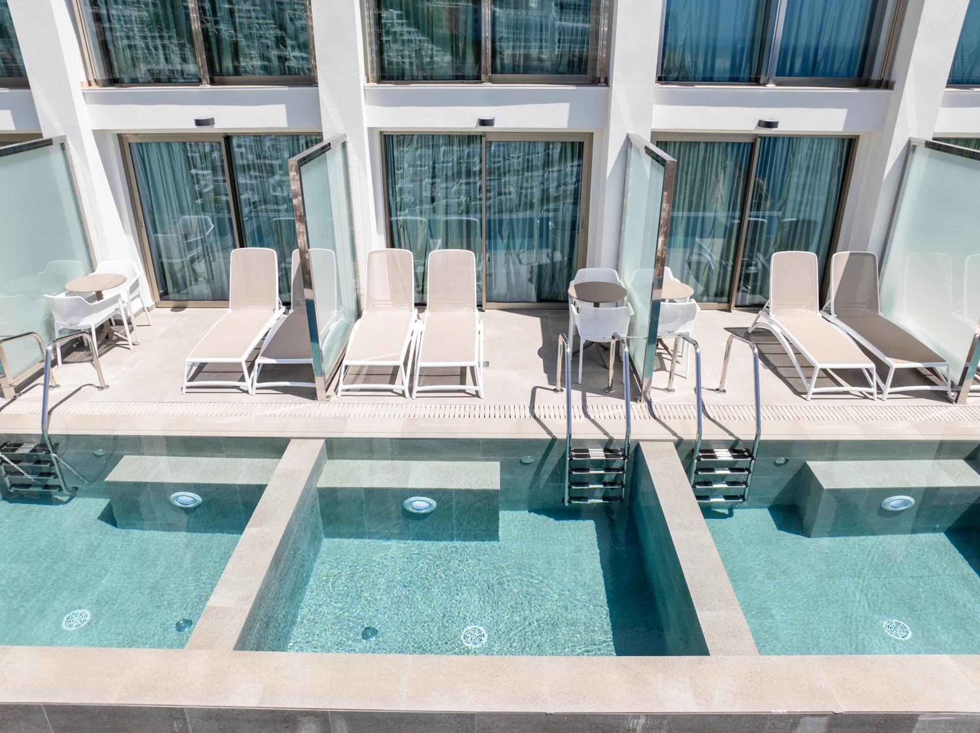 Chambre Double Supérieure en Duplex avec Piscine Privée (+18 Ans)