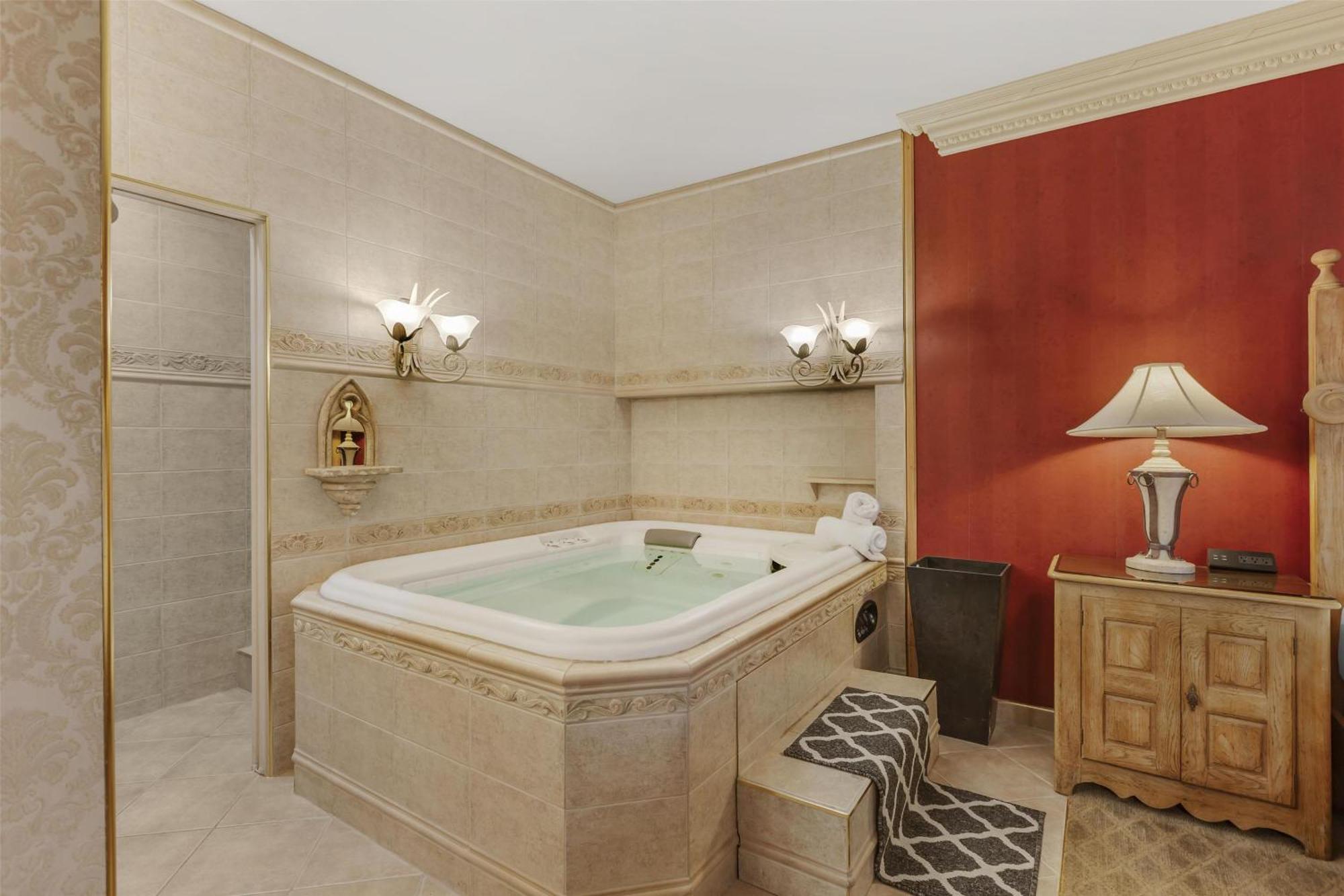 Renaissance King Suite Spa Bath