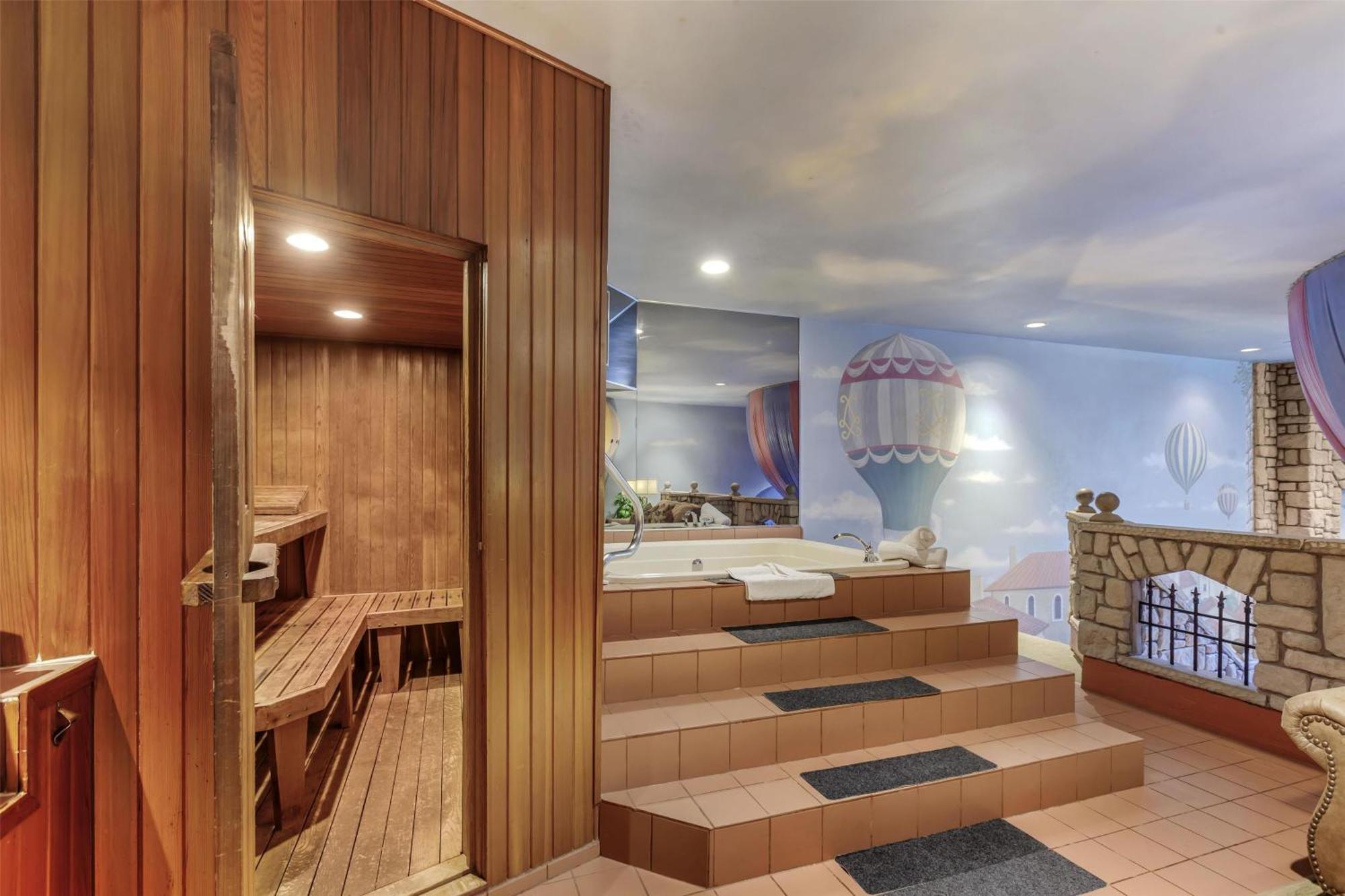 Flights Of Fantasy Queen Suite Spa Bath Fireplace
