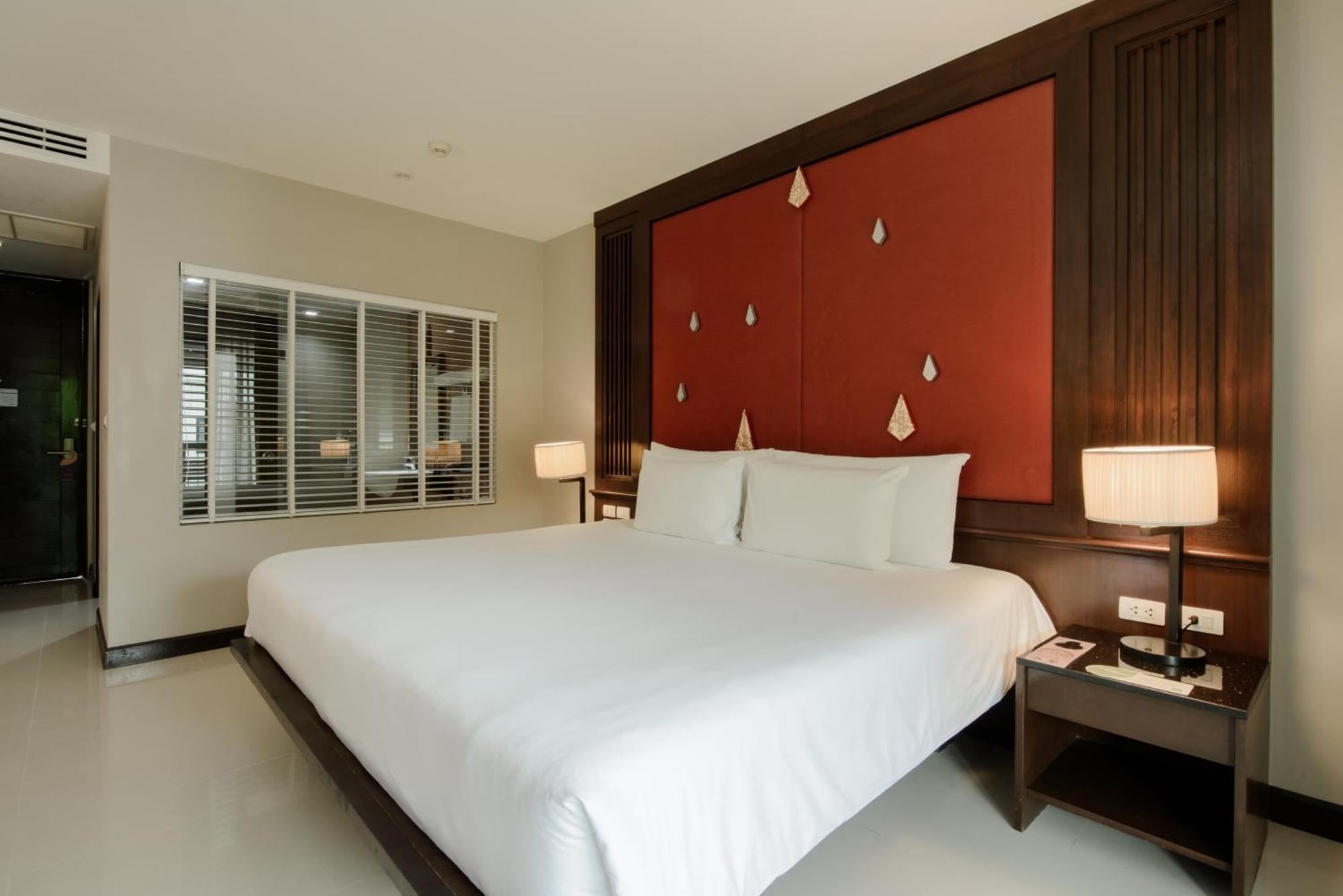 Chambre Lit King-Size - Vue sur Piscine