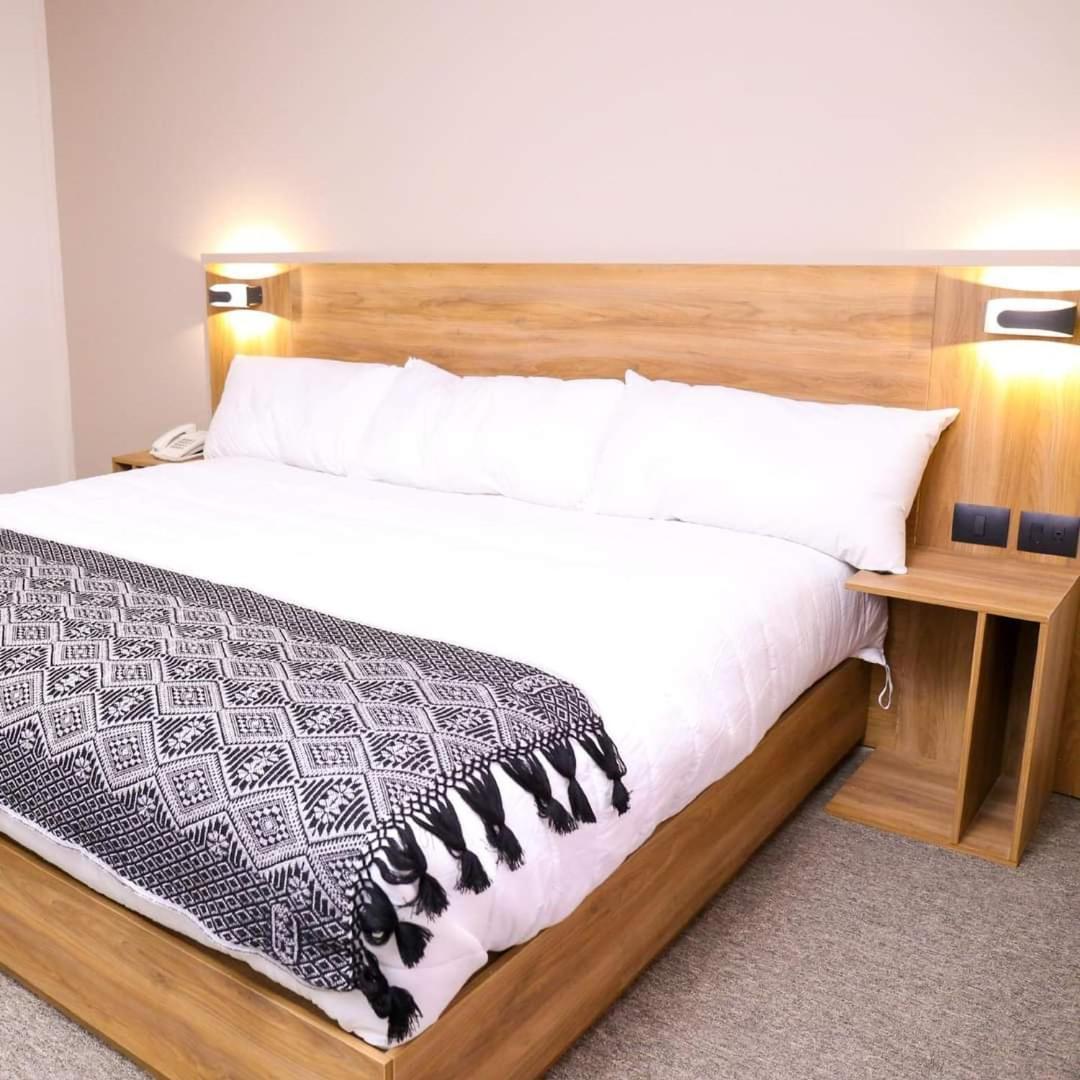 Habitación con cama extragrande.