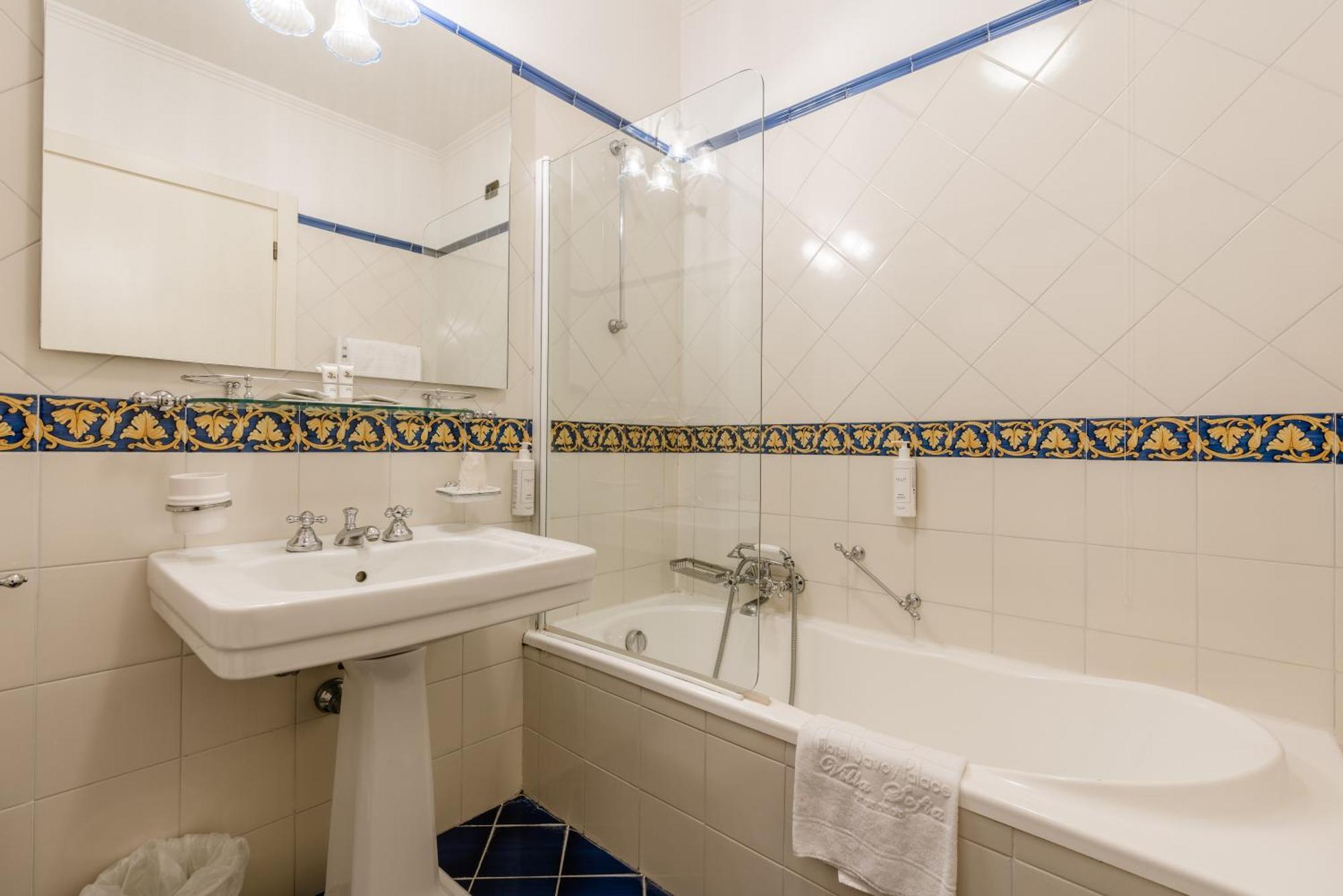 Deluxe Double Room with Balcony and Lake View