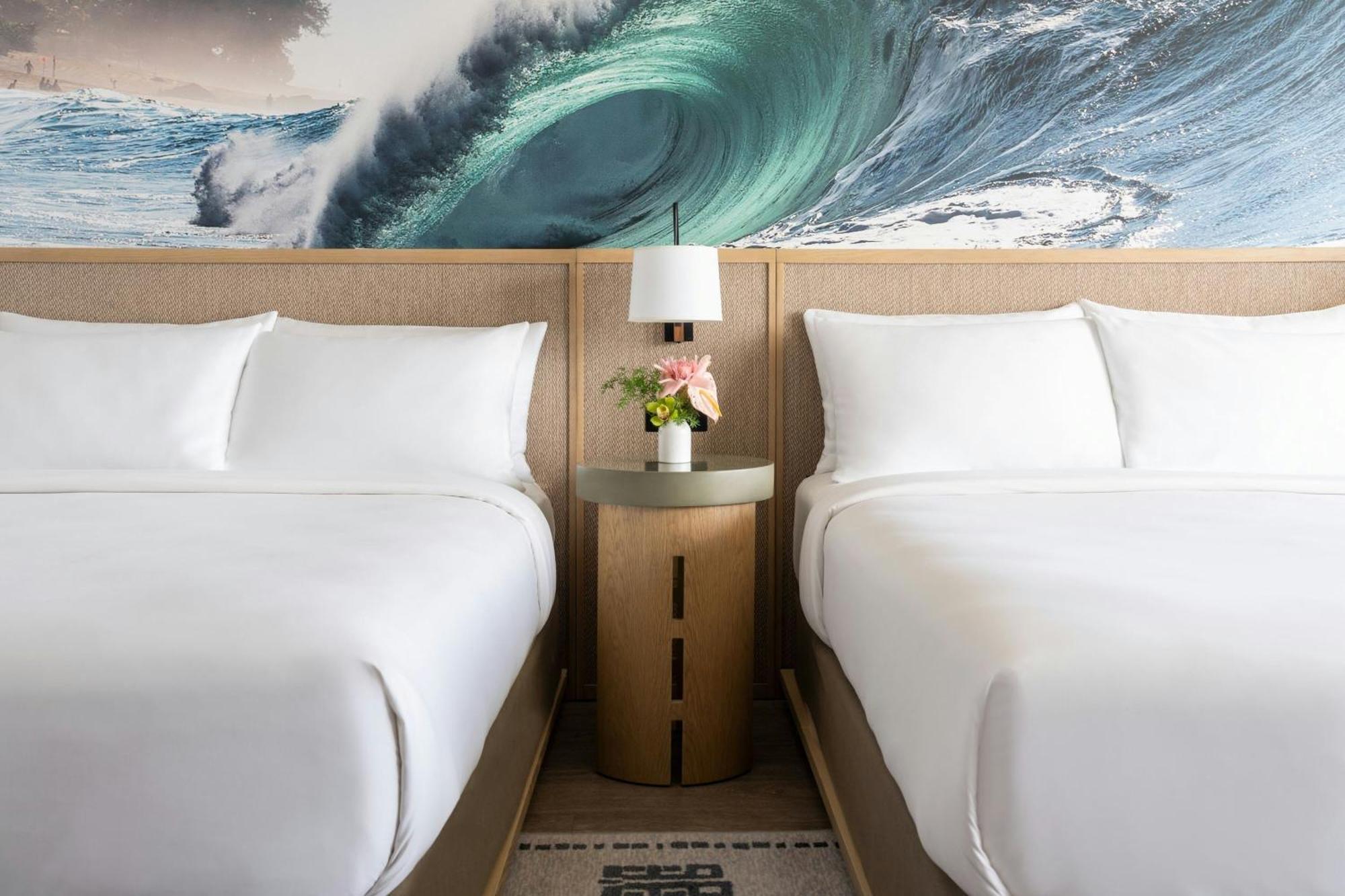 Kamer met 2 Queensize Bedden en Gedeeltelijk Uitzicht op de Oceean