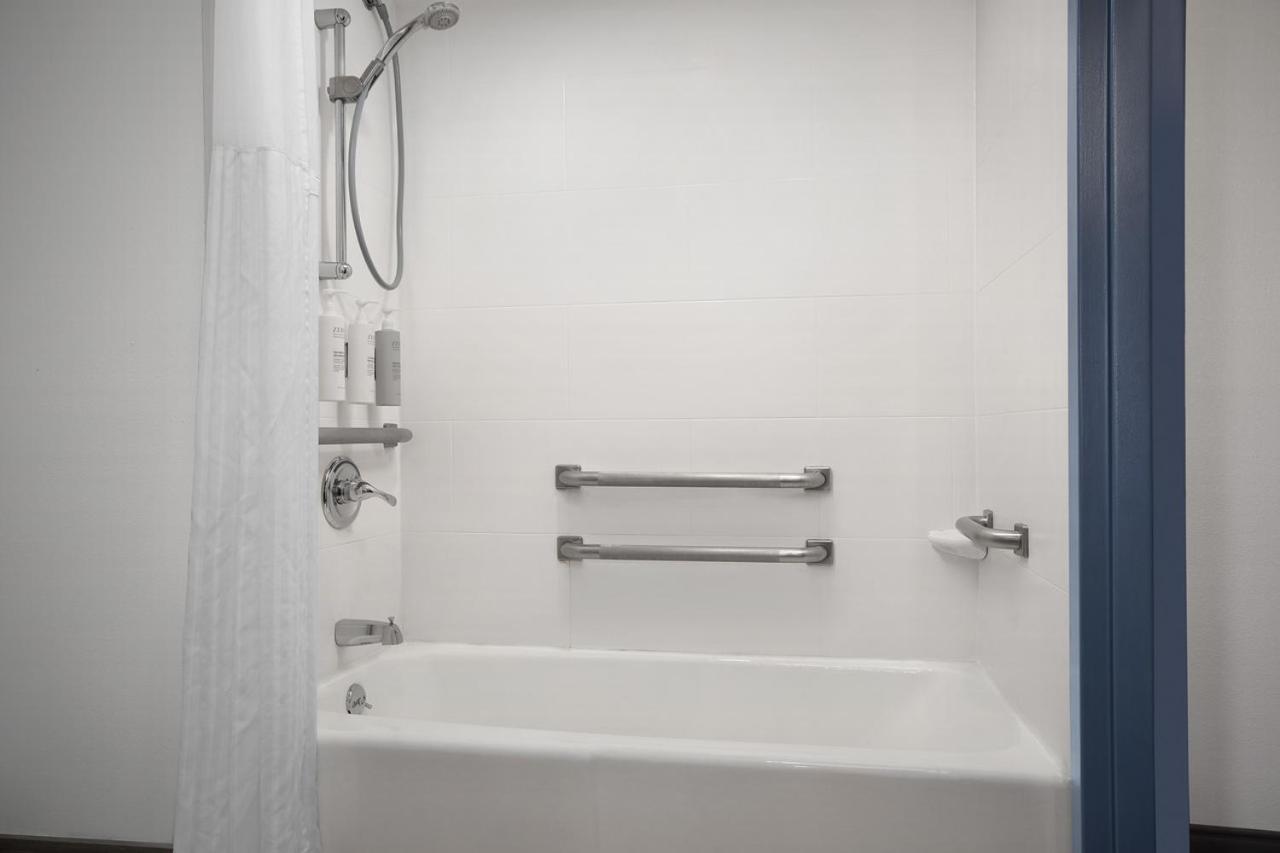 King Room Bath Tub Mobility or Hearing Access,1697999619:JPEG