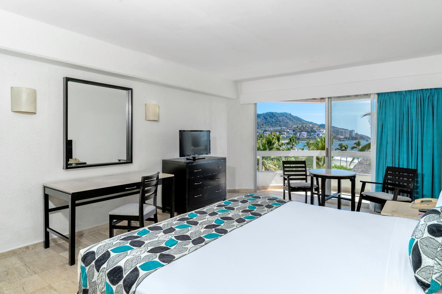 Habitación con cama extragrande y vistas al mar
