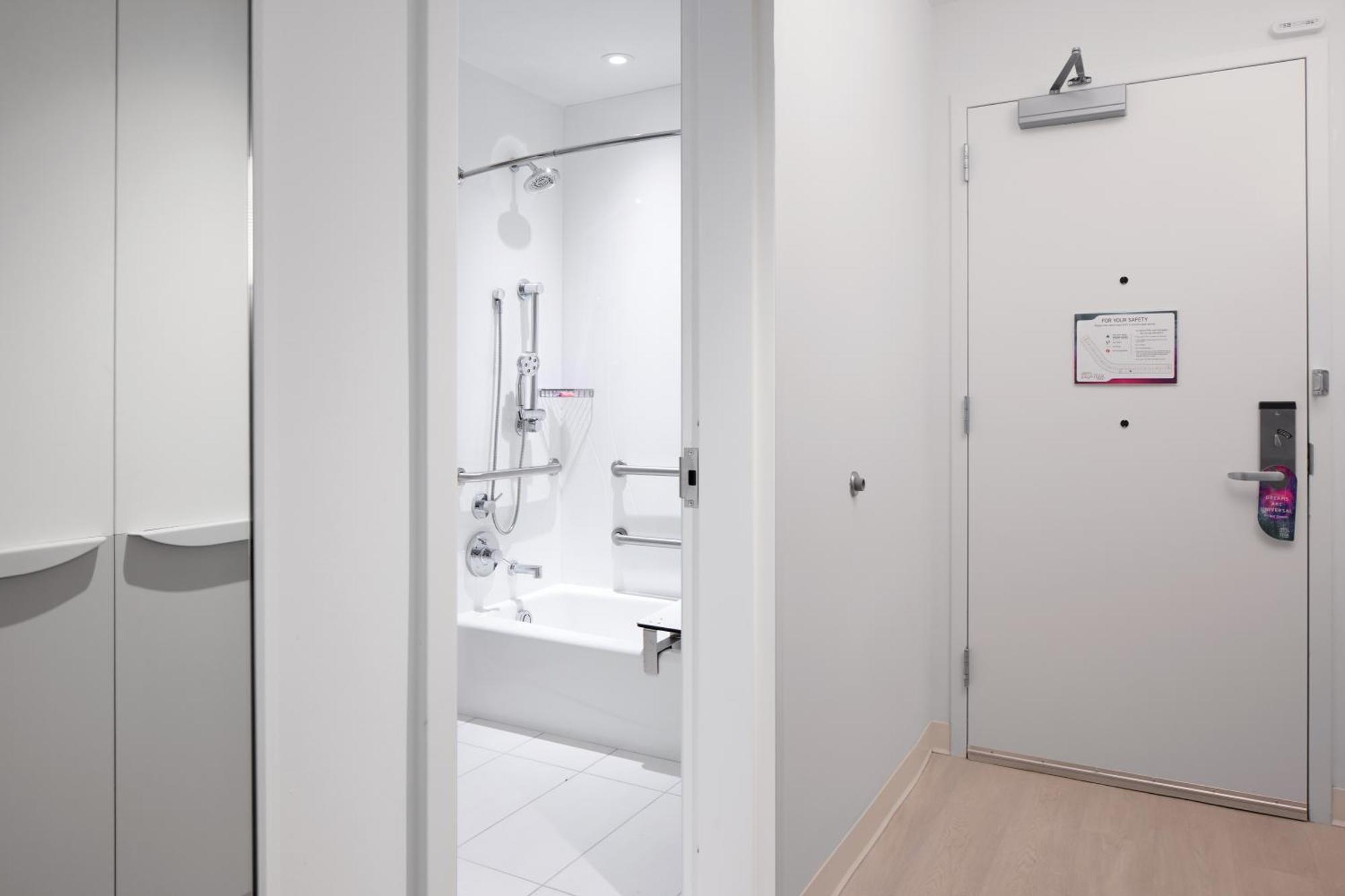 Quarto standard com vista da piscina e banheira acessível a deficientes - Acesso para pessoas com mobilidade reduzida e ingresso antecipado incluso para o parque*