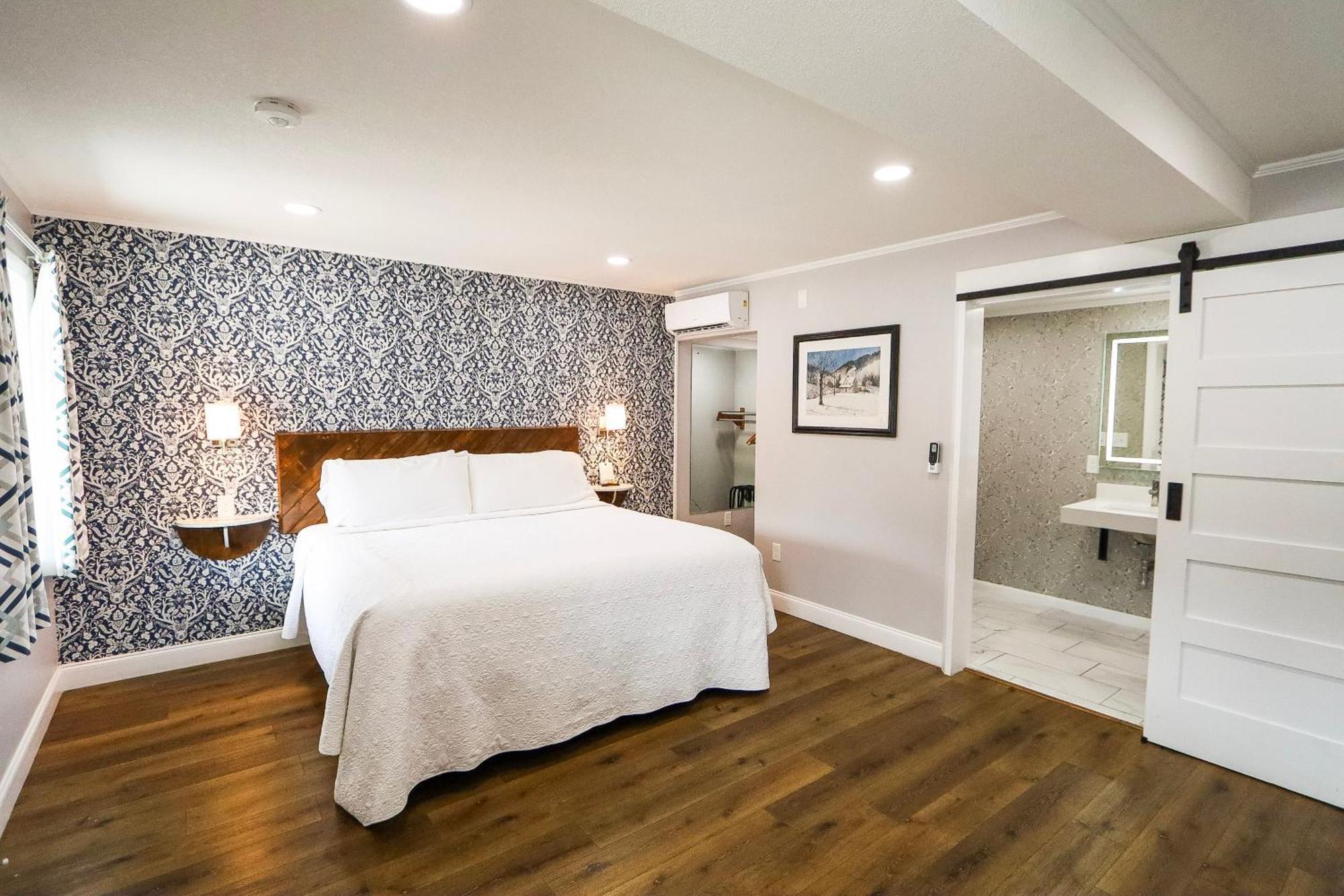 King Room with Roll-In Shower - Disability Access