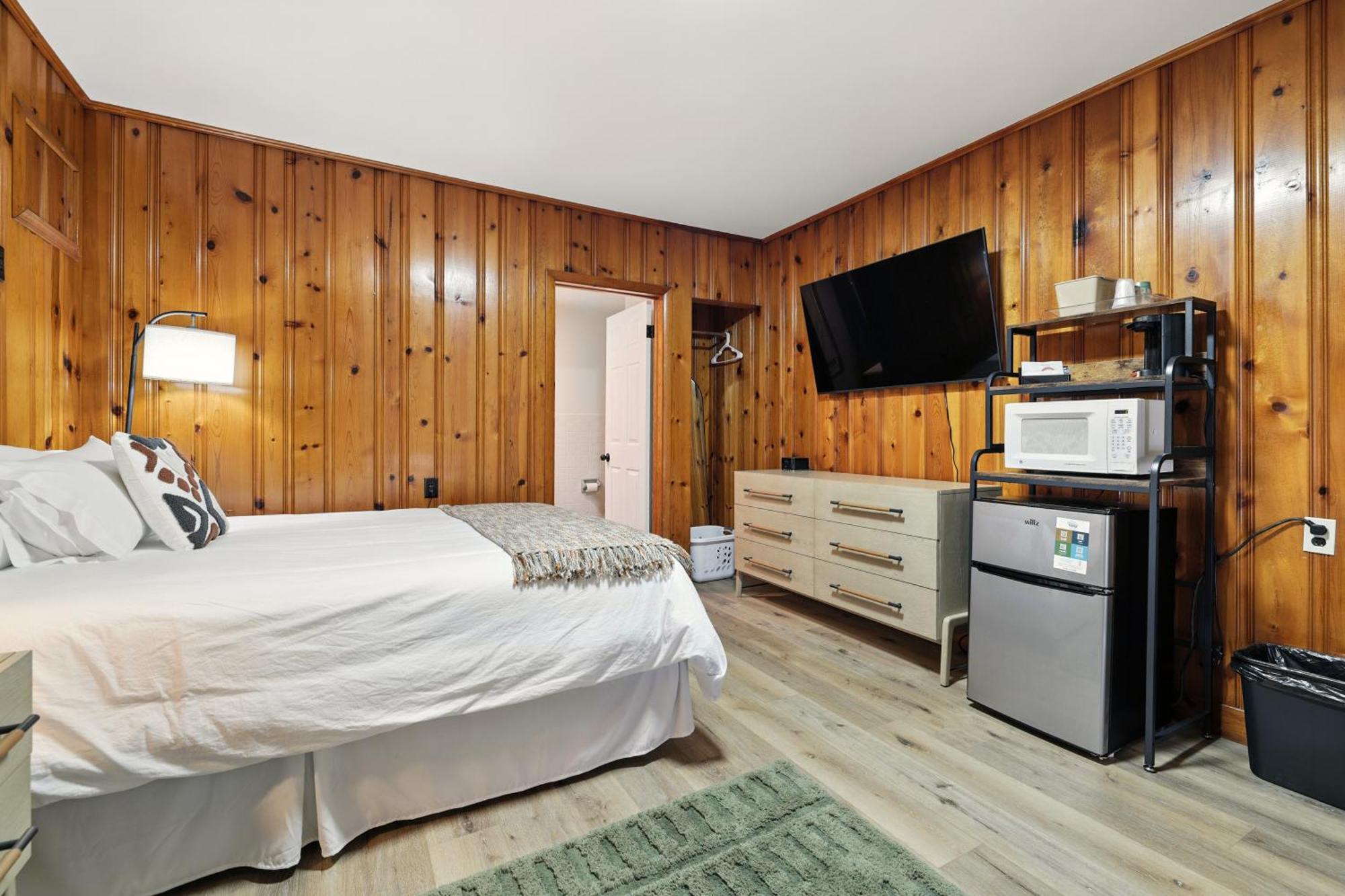 Standard Queen Room