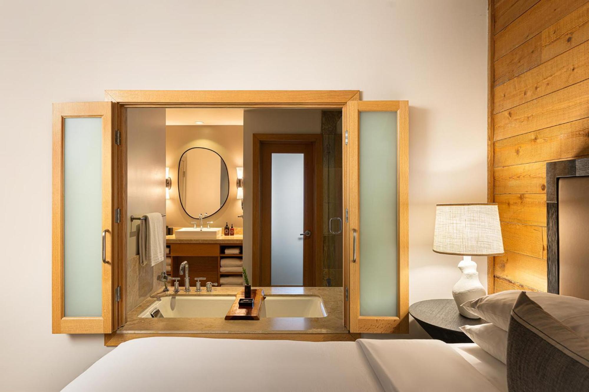 Habitación con chimenea y cama extragrande