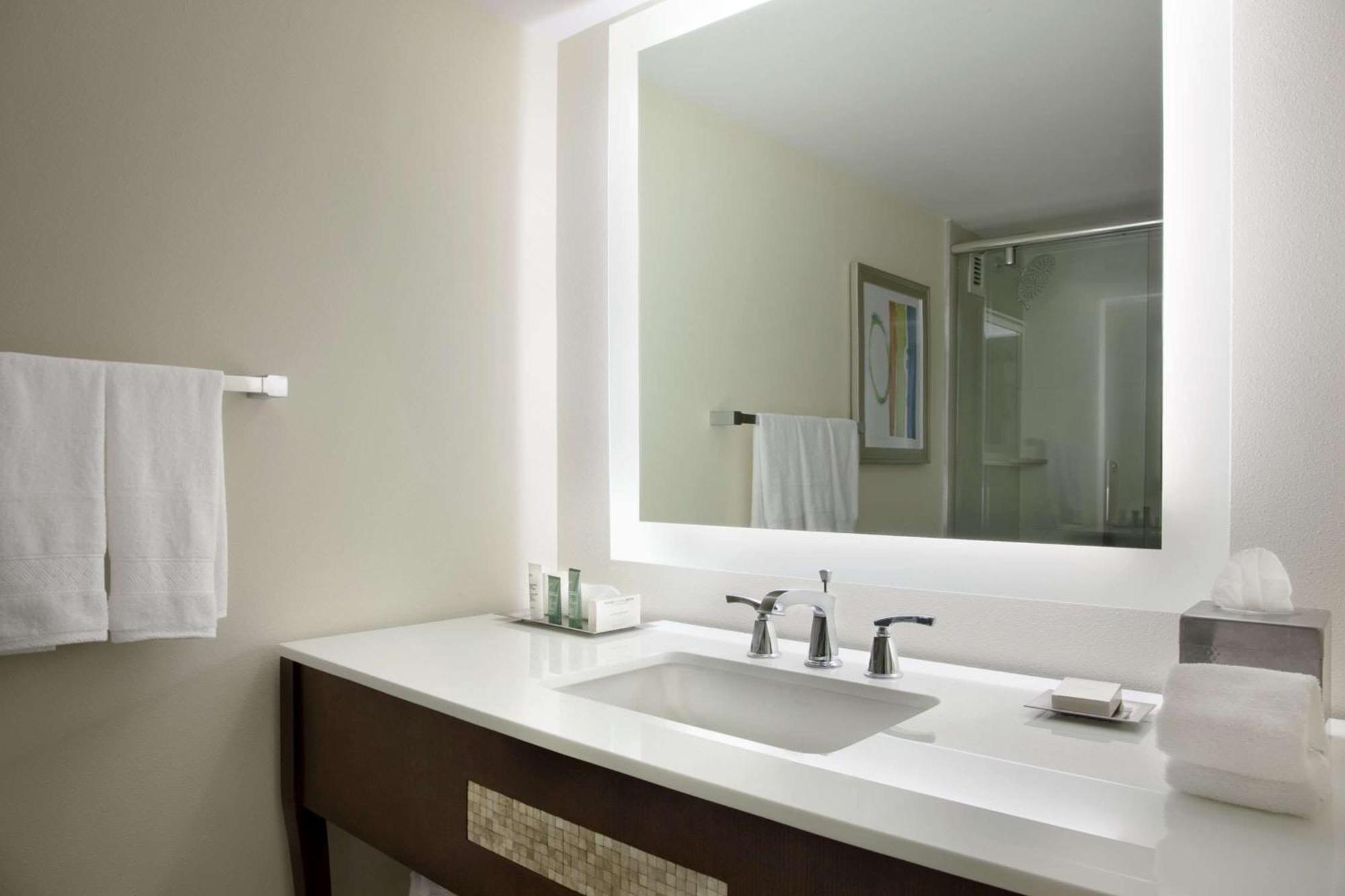 Deluxe Queen Room Lagoon View