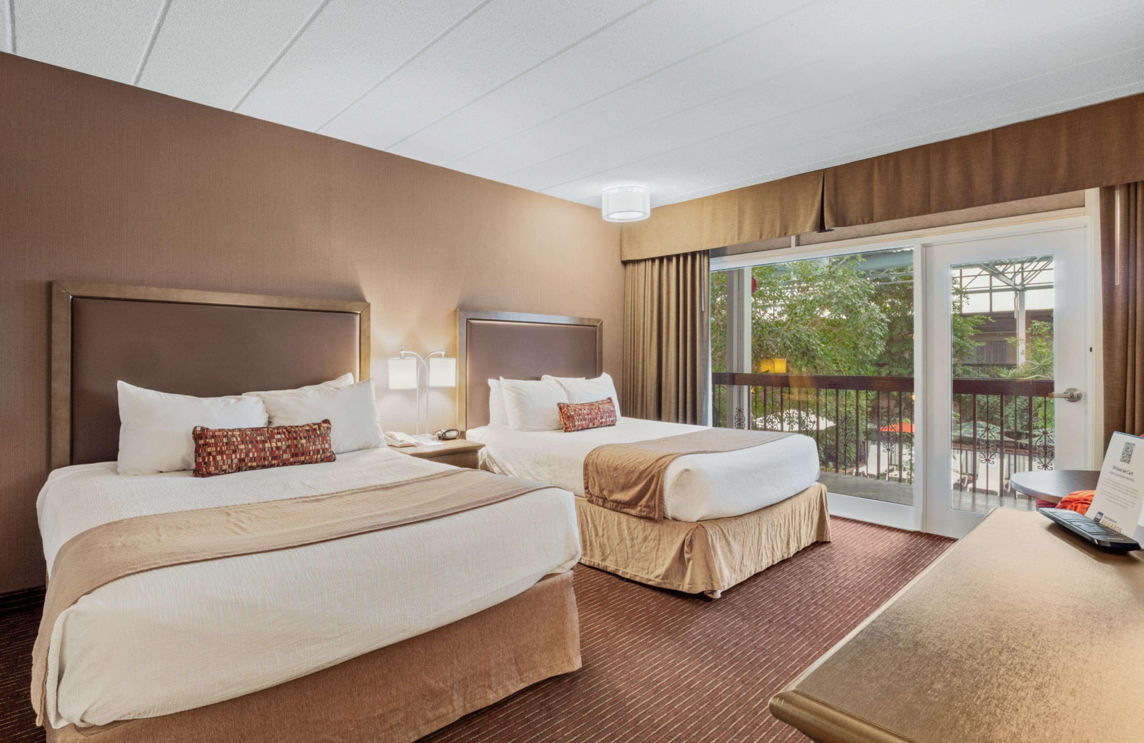 Queen Room Two Queen Beds Courtyard View