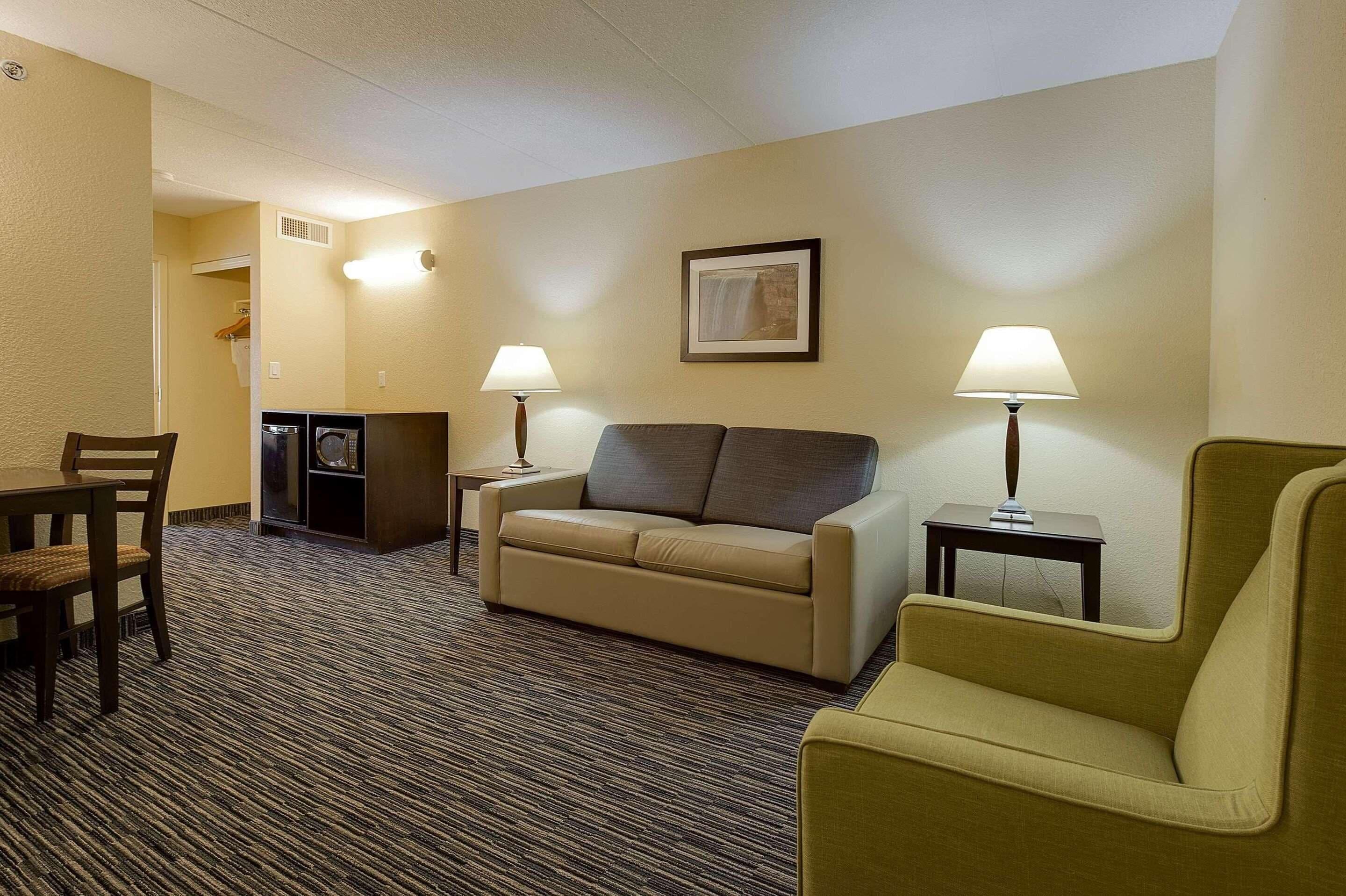 One-Bedroom Queen Suite Two Queen Beds Sofa Bed Non-Smoking