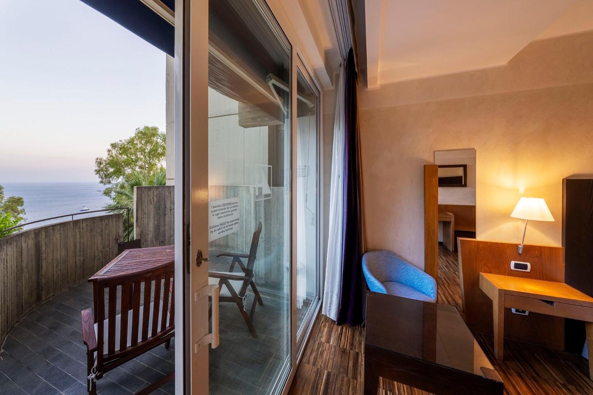 Camera Matrimoniale/Doppia con Letti Singoli con Balcone, Vista Mare e Letto Supplementare