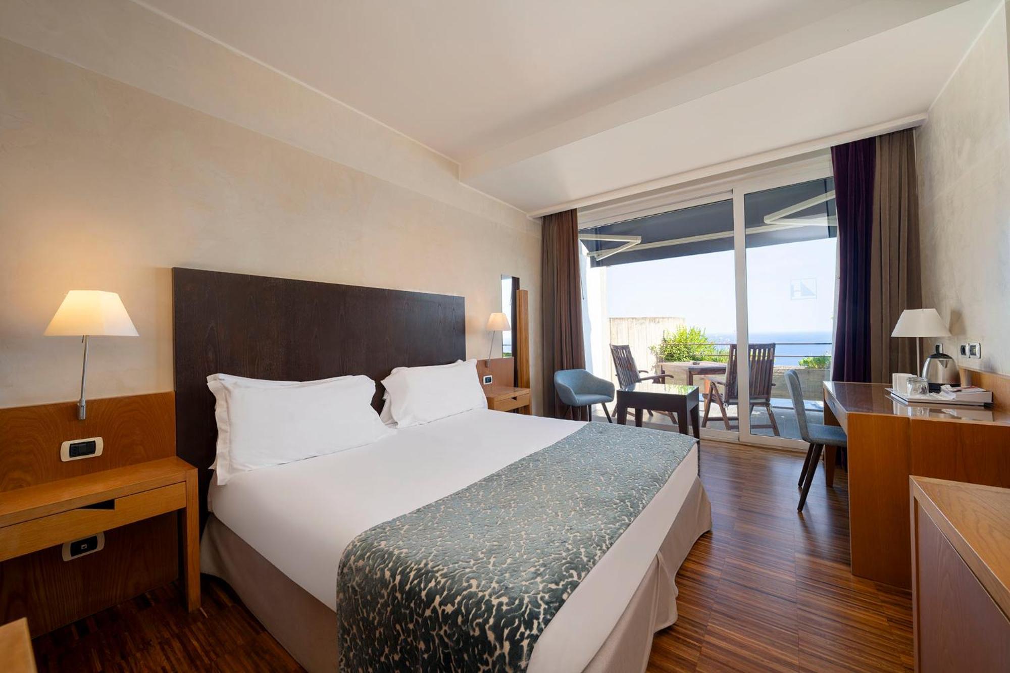 Double or Twin Room Superior Balcony Premium Sea View