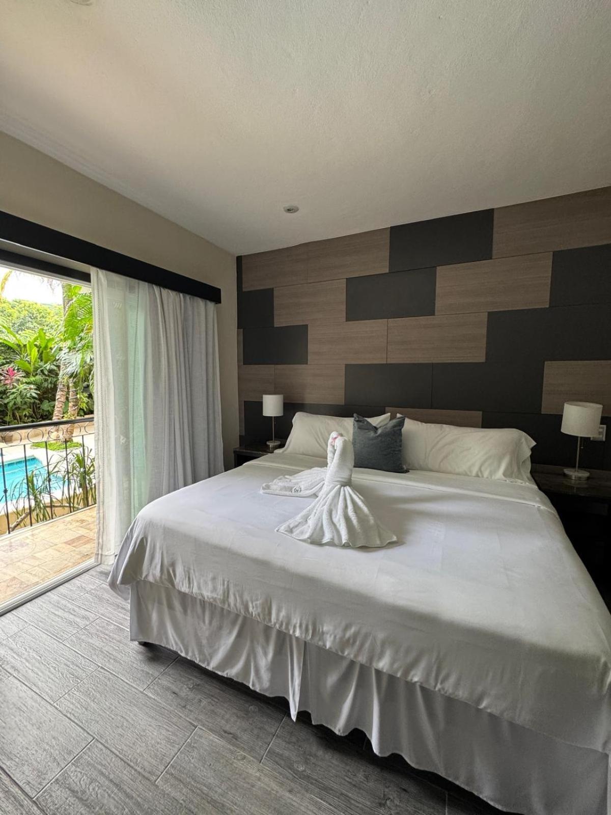 Habitación con cama extragrande.
