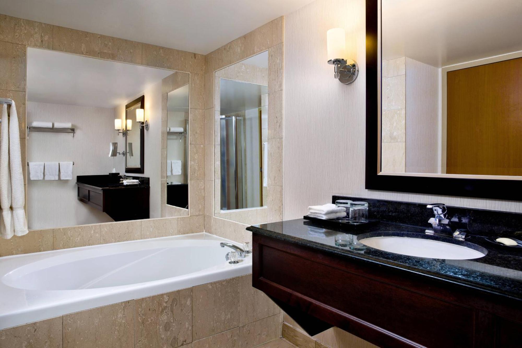 Fallsview King Jacuzzi Guest room King Fallsview view
