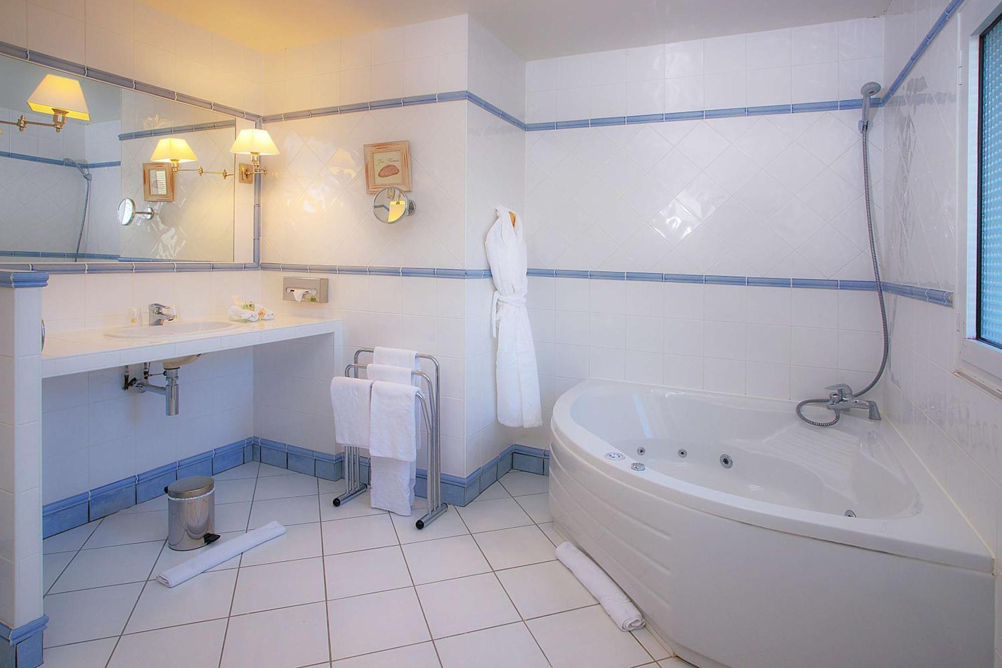 Junior Queen Suite