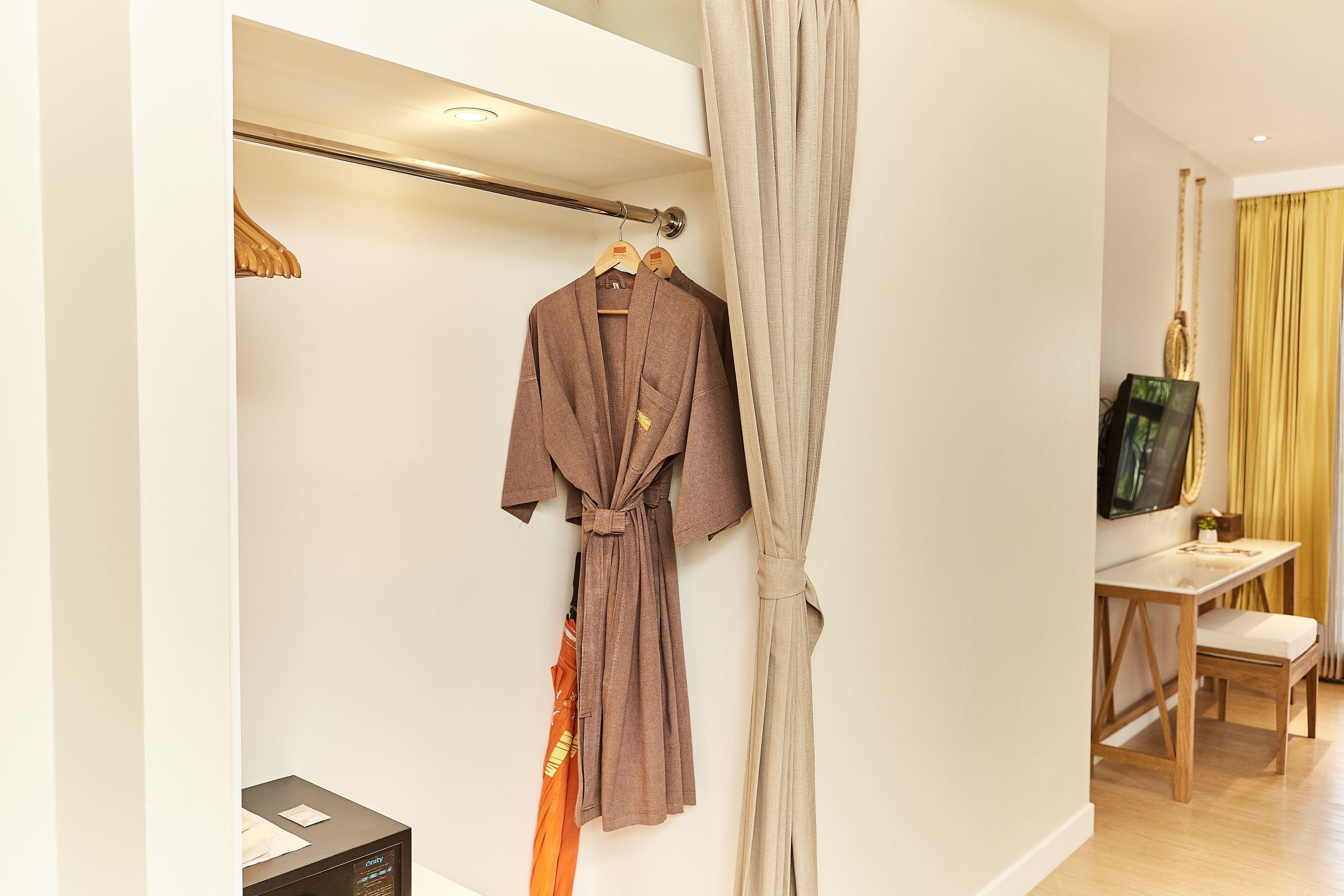 DLX Two Queens Room