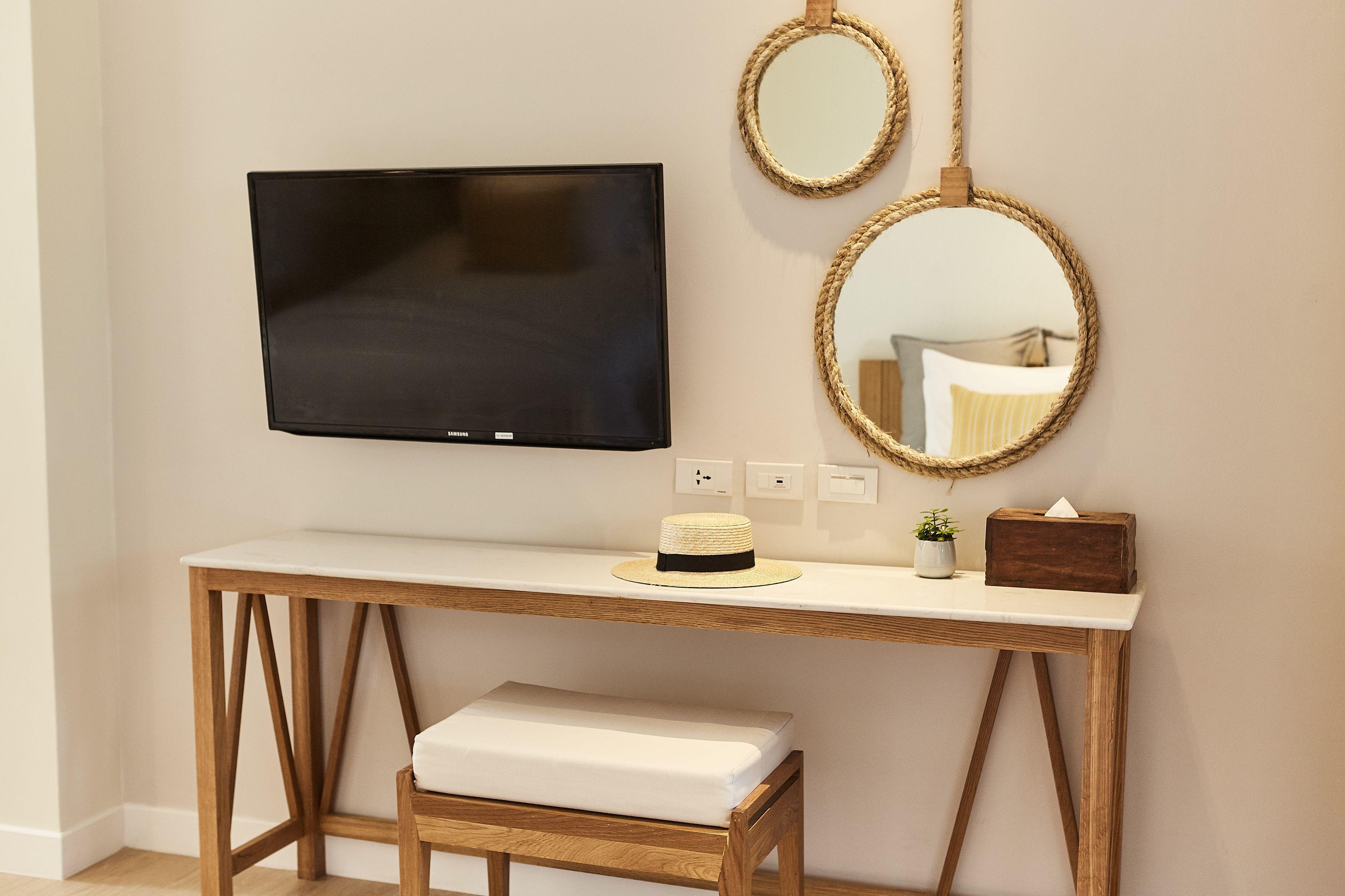 DLX Two Queens Room