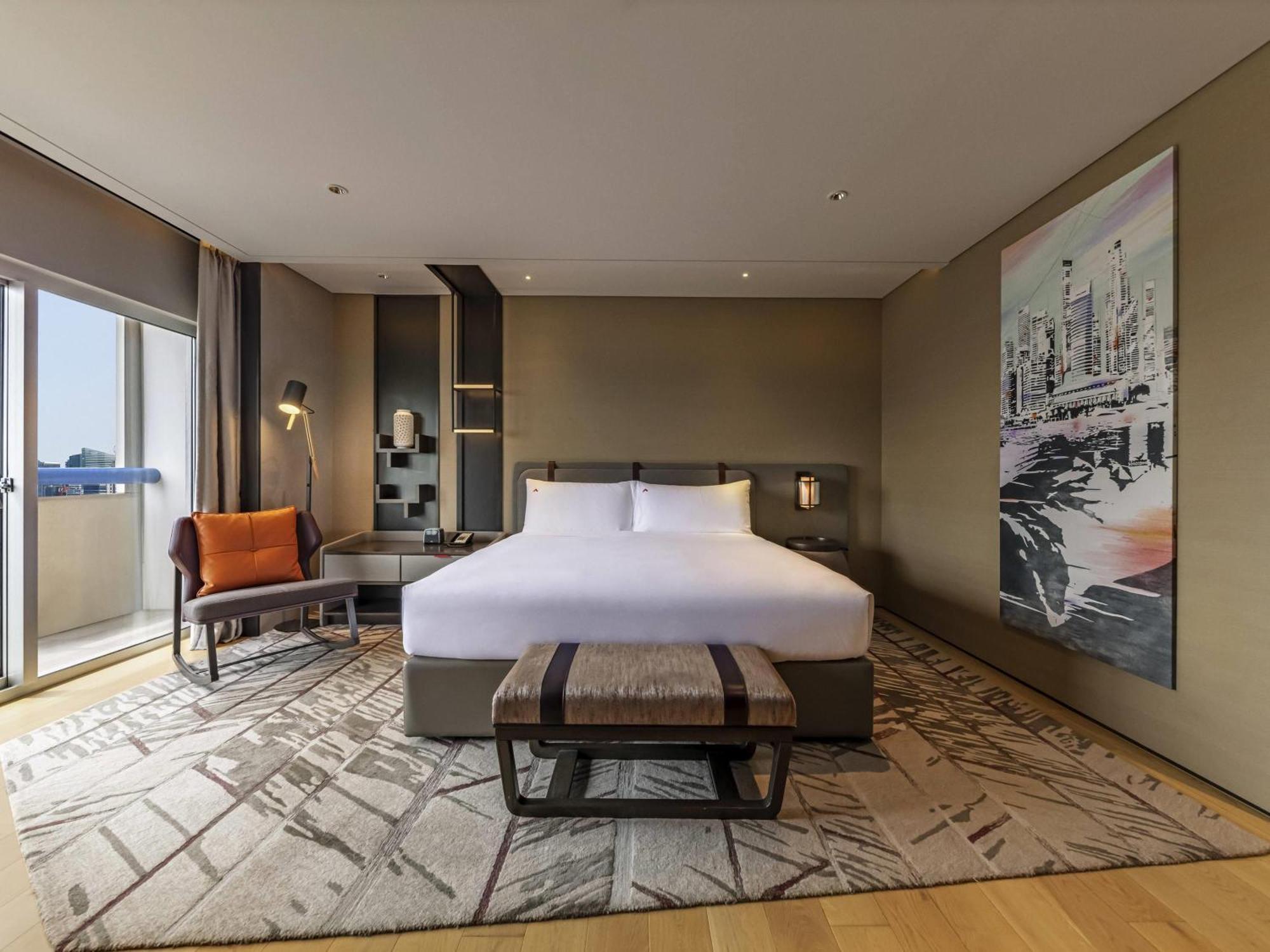 Quarto Executivo com 1 Cama King-size, Acesso ao Salão do Nível 65, Piso Alto, Varanda e Vista Cidade